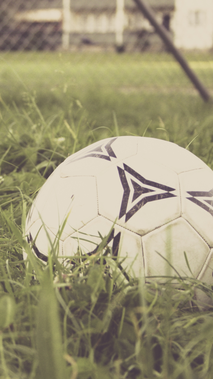 Handy-Wallpaper Sport, Fußball, Ball, Gras kostenlos herunterladen.