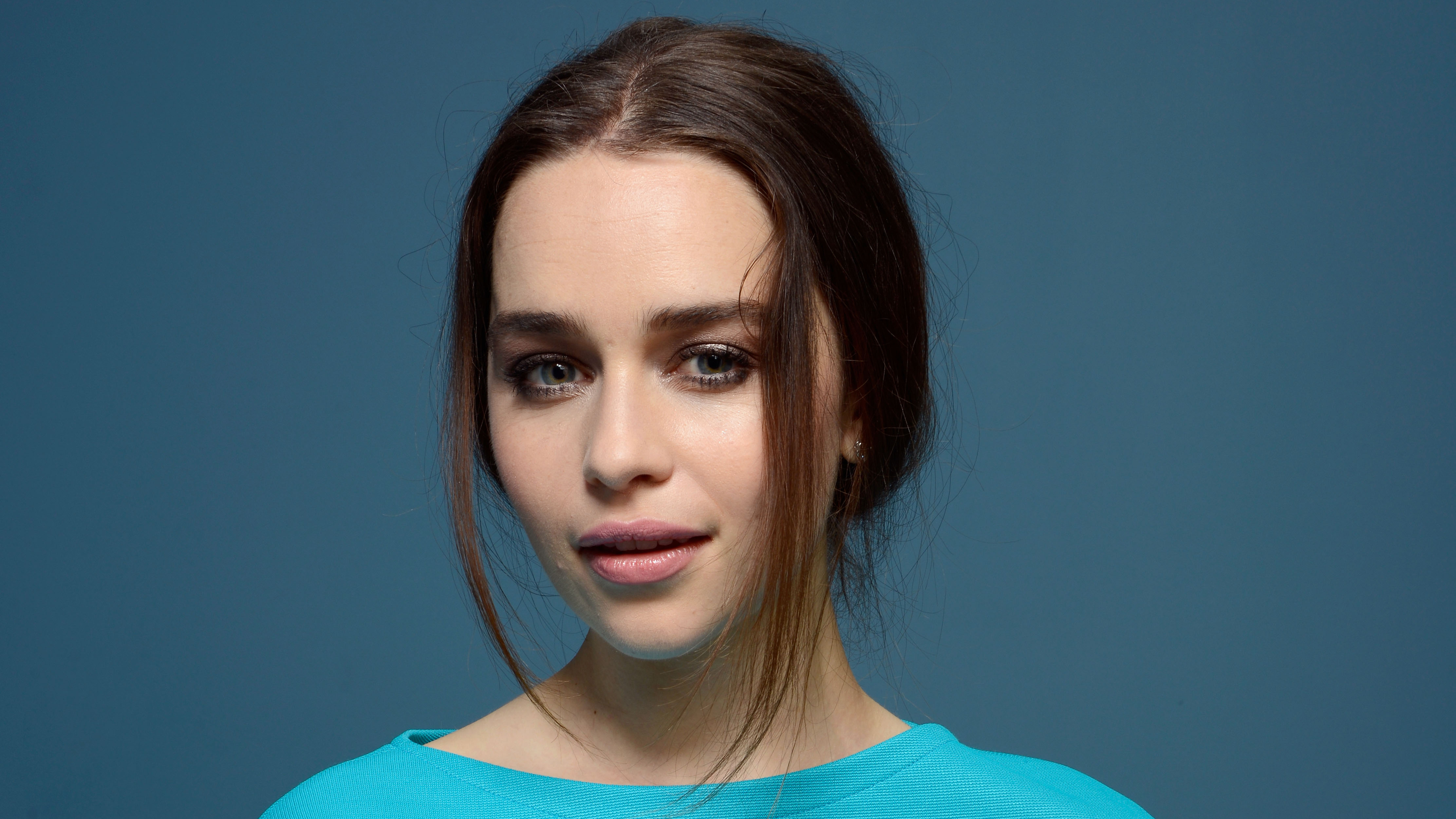 Handy-Wallpaper Englisch, Brünette, Berühmtheiten, Darstellerin, Emilia Clarke kostenlos herunterladen.