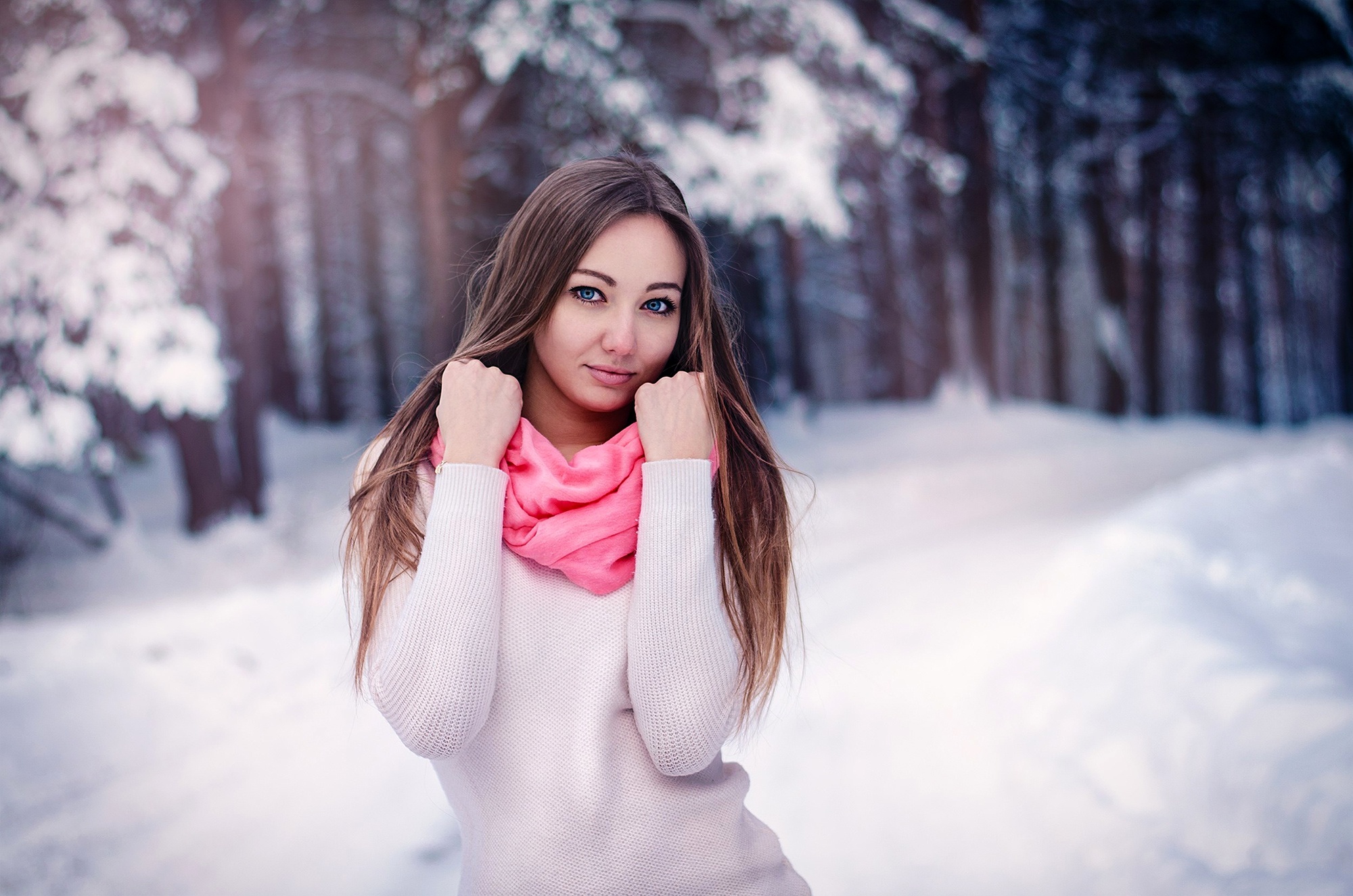 Téléchargez gratuitement l'image Hiver, Yeux Bleus, Brune, Écharpe, Femmes, Top Model, Cheveux Longs sur le bureau de votre PC