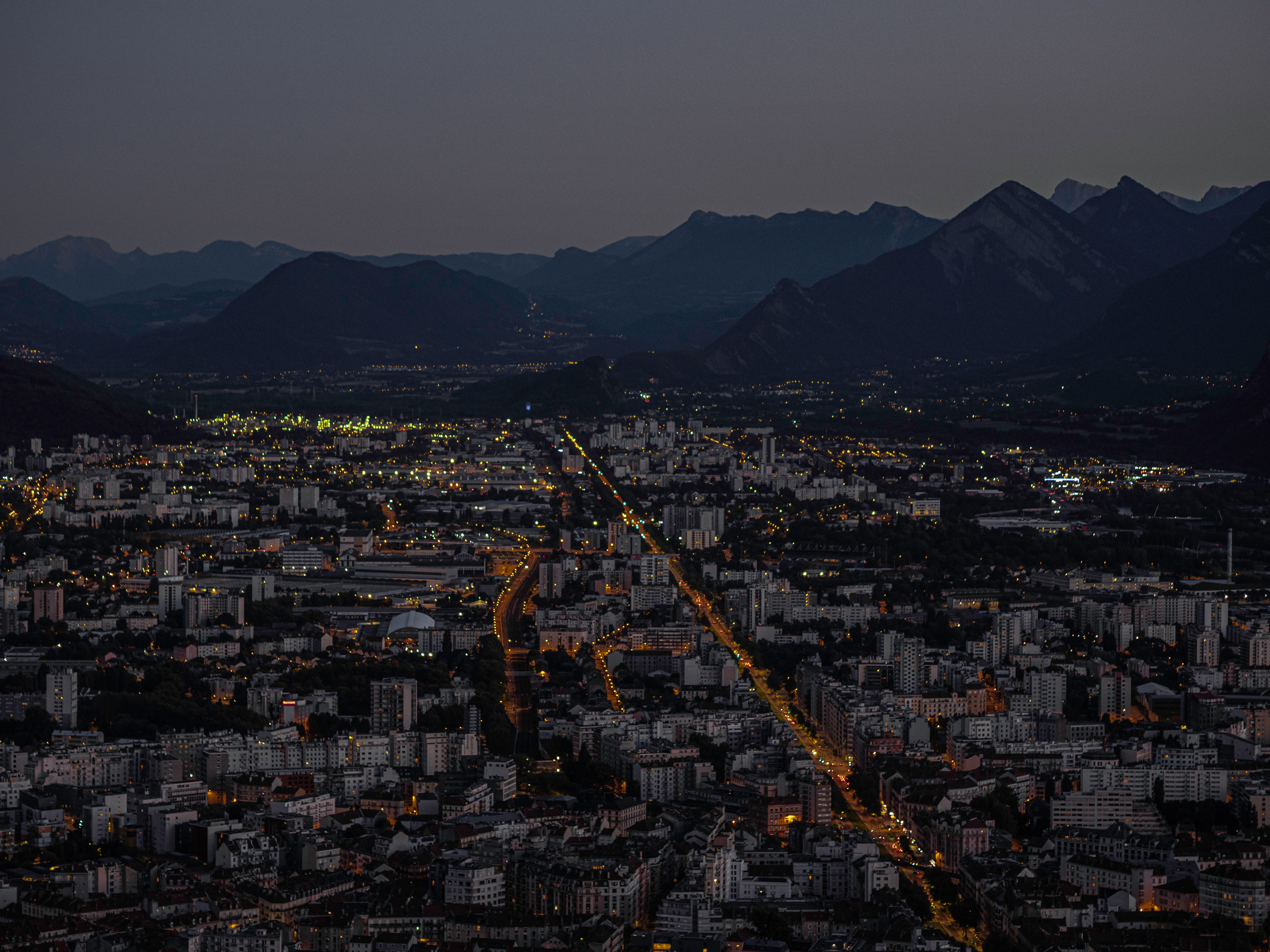 Descarga gratis la imagen Ciudades, Montañas, Ciudad, Edificio, Vista Desde Arriba, Grenoble, Francia en el escritorio de tu PC