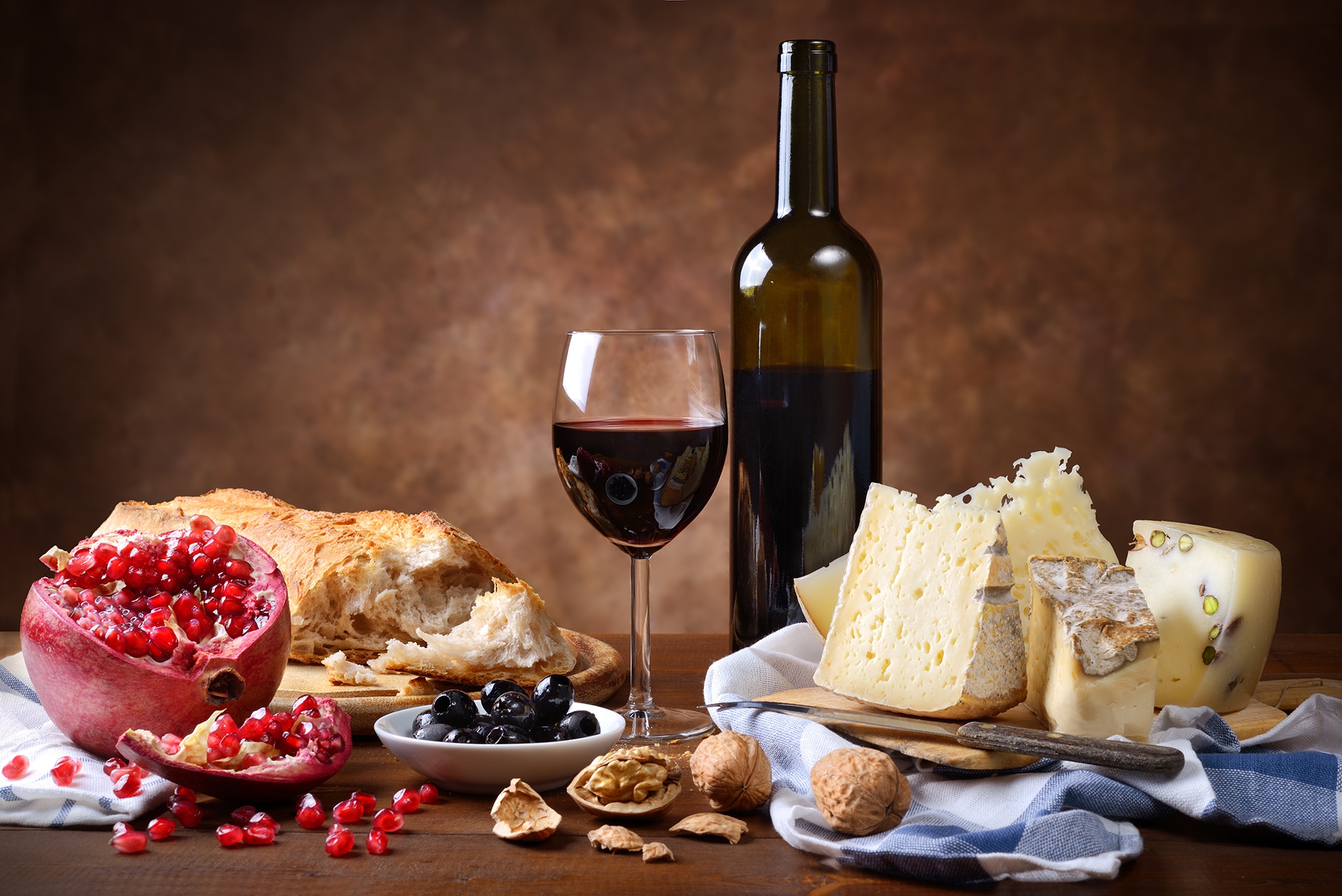 Laden Sie das Wein, Glas, Brot, Flasche, Nuss, Käse, Olive, Nahrungsmittel, Stillleben-Bild kostenlos auf Ihren PC-Desktop herunter