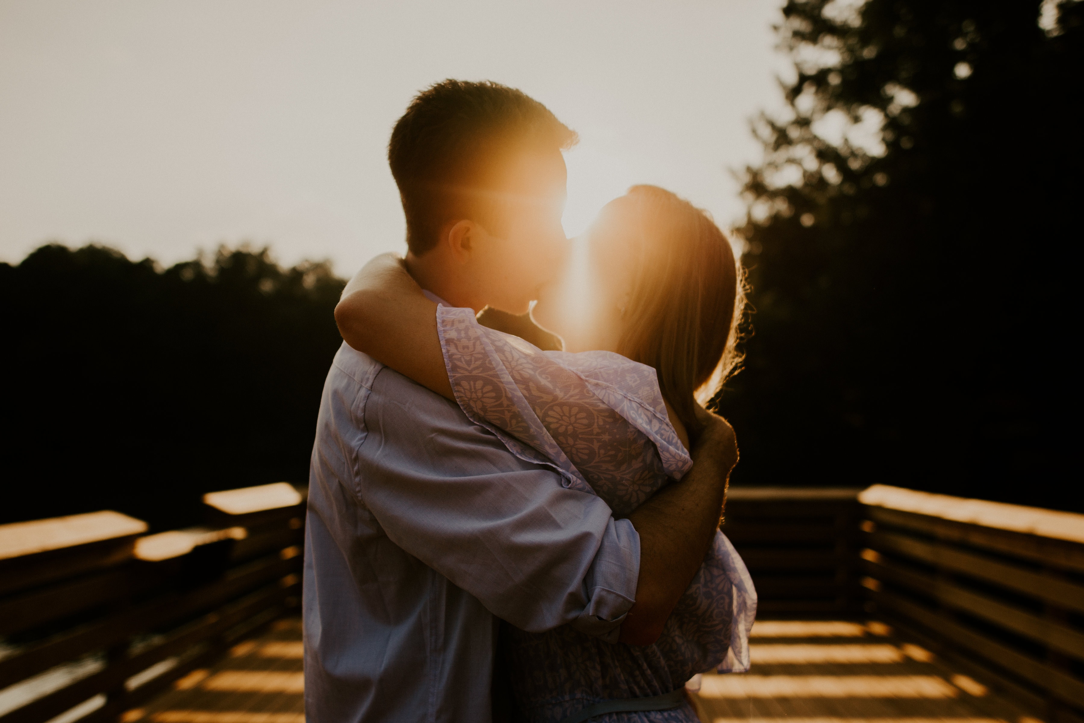 kiss, couple, love, pair, tenderness, sunlight Smartphone Background