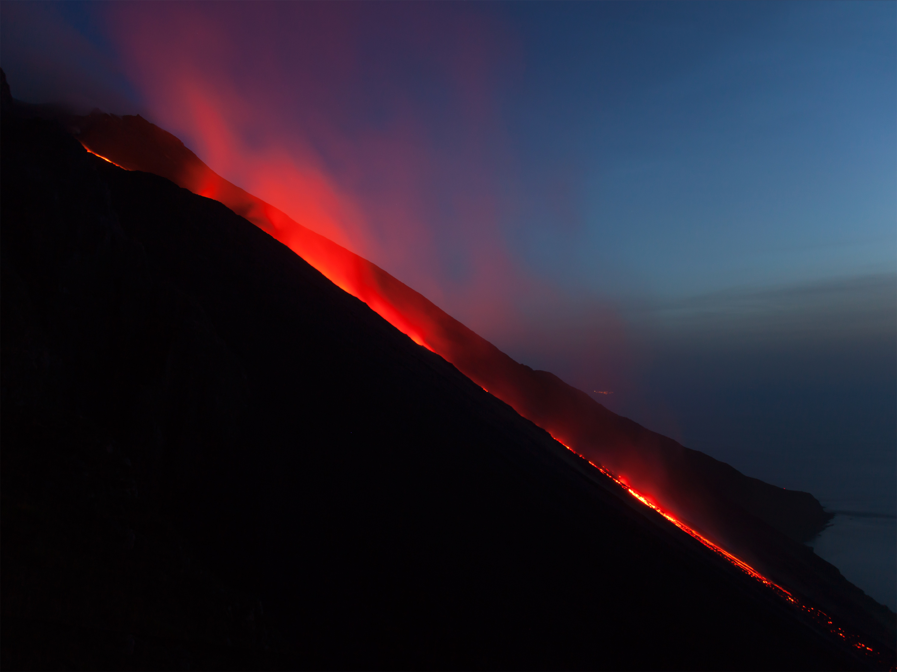 151012 скачать обои темные, лава, дым, вулкан, черный, склон - заставки и картинки бесплатно