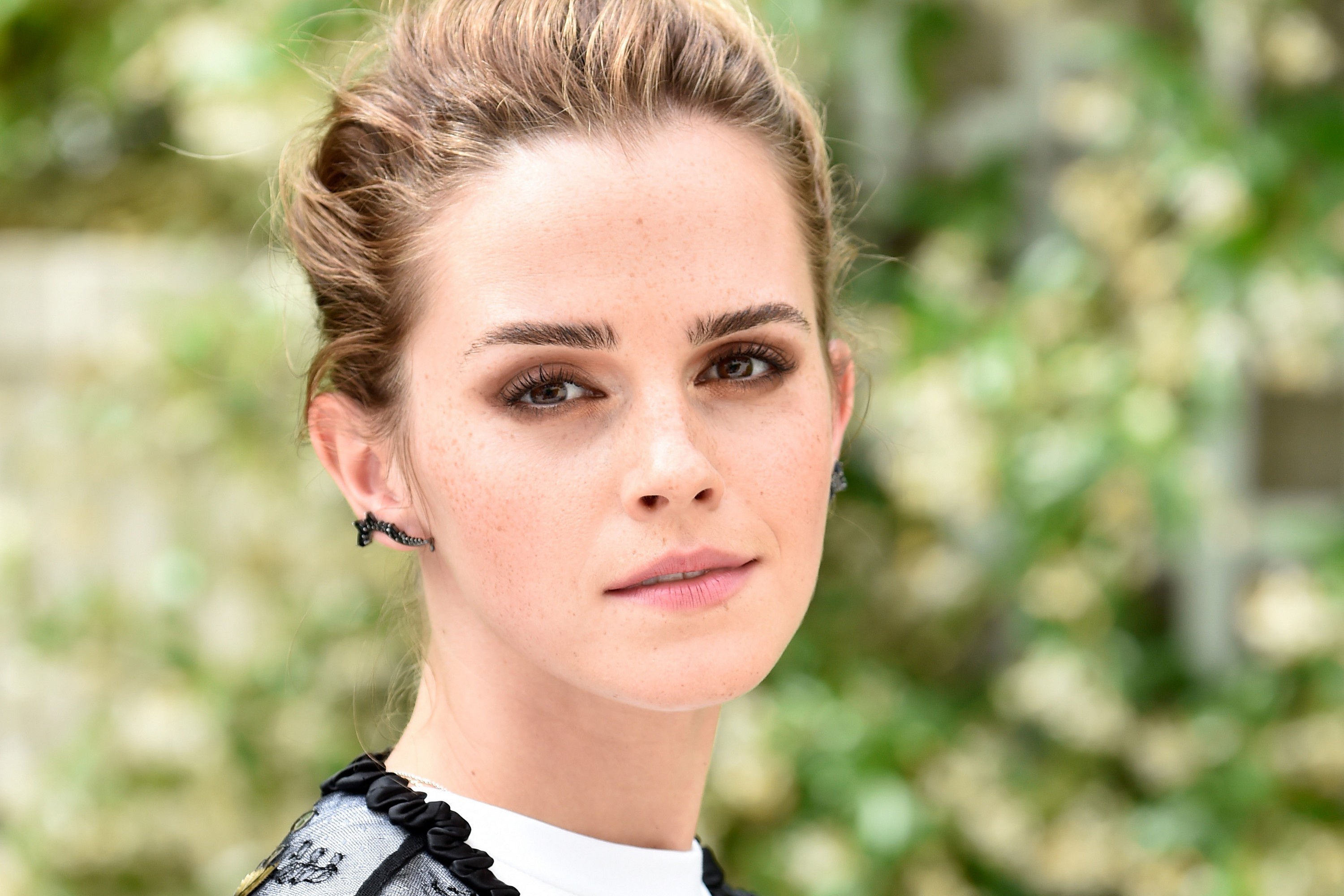Download mobile wallpaper Emma Watson, English, Face, Earrings, Celebrity, Freckles, Brown Eyes, Actress, Depth Of Field for free.