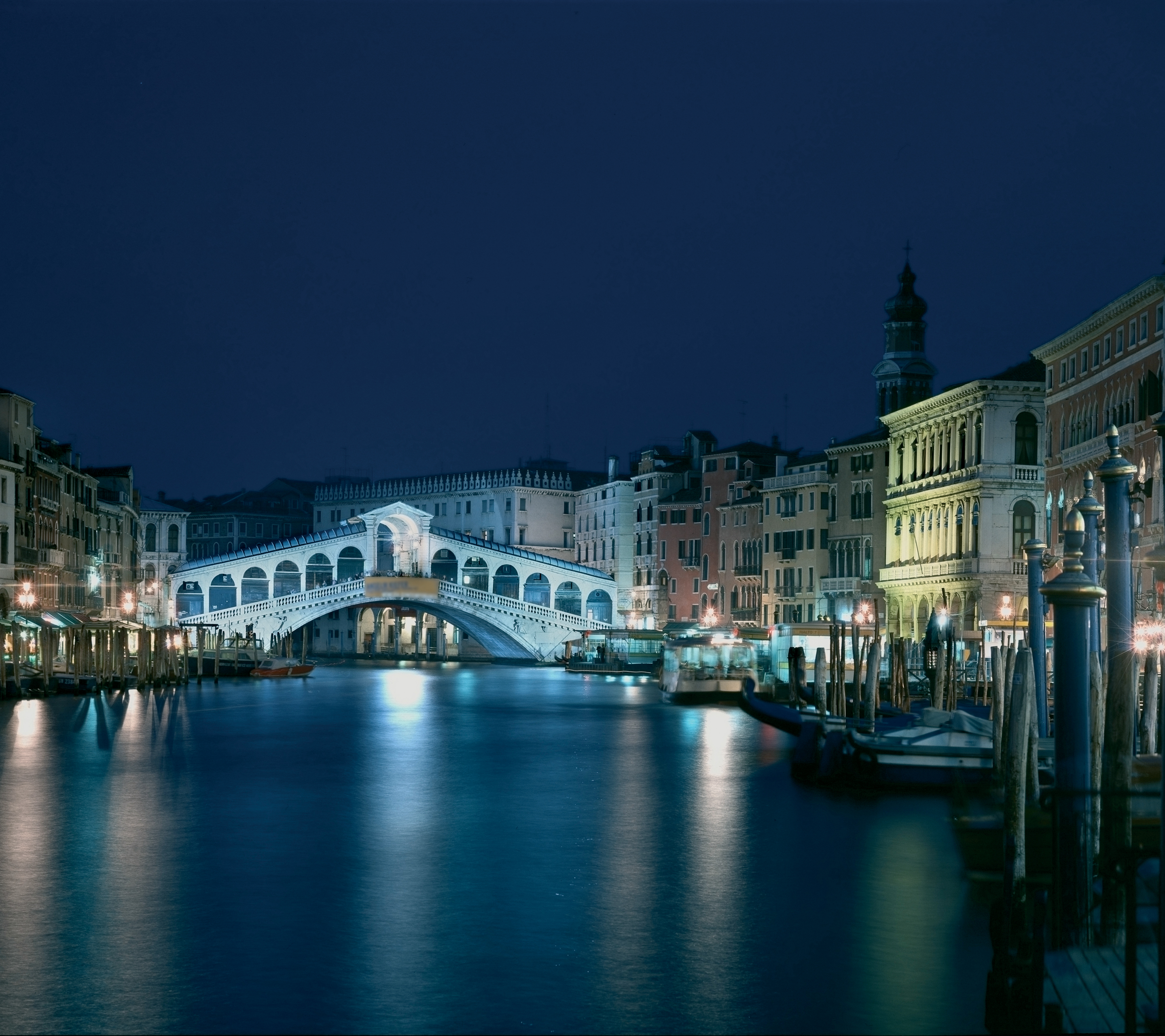 Handy-Wallpaper Städte, Italien, Venedig, Stadt, Licht, Fluss, Brücke, Kanal, Nacht, Gondel, Rialtobrücke, Menschengemacht, Großstadt kostenlos herunterladen.