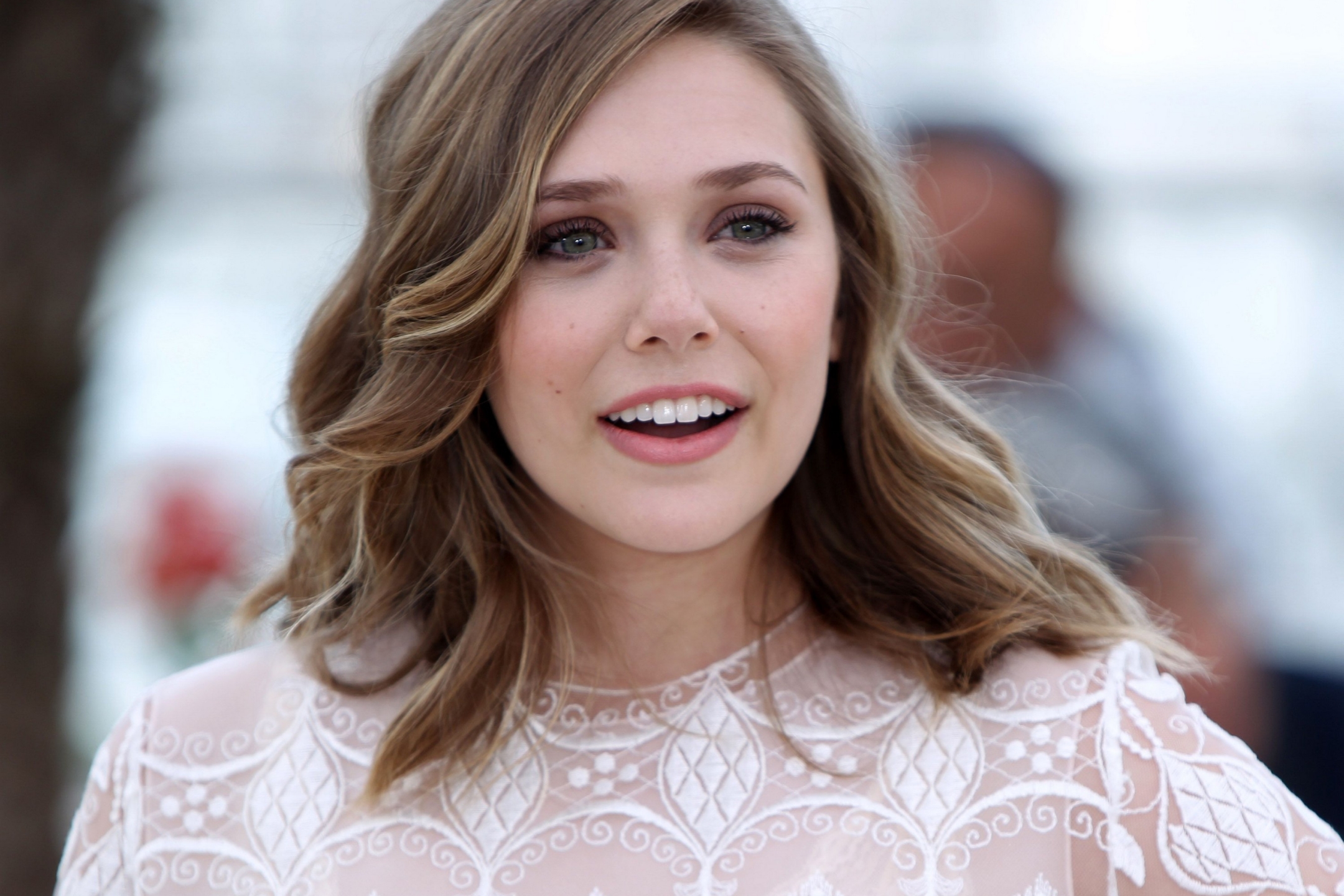 Baixar papel de parede para celular de Sorriso, Loiro, Americano, Celebridade, Enfrentar, Atriz, Cabelo Loiro, Elizabeth Olsen gratuito.