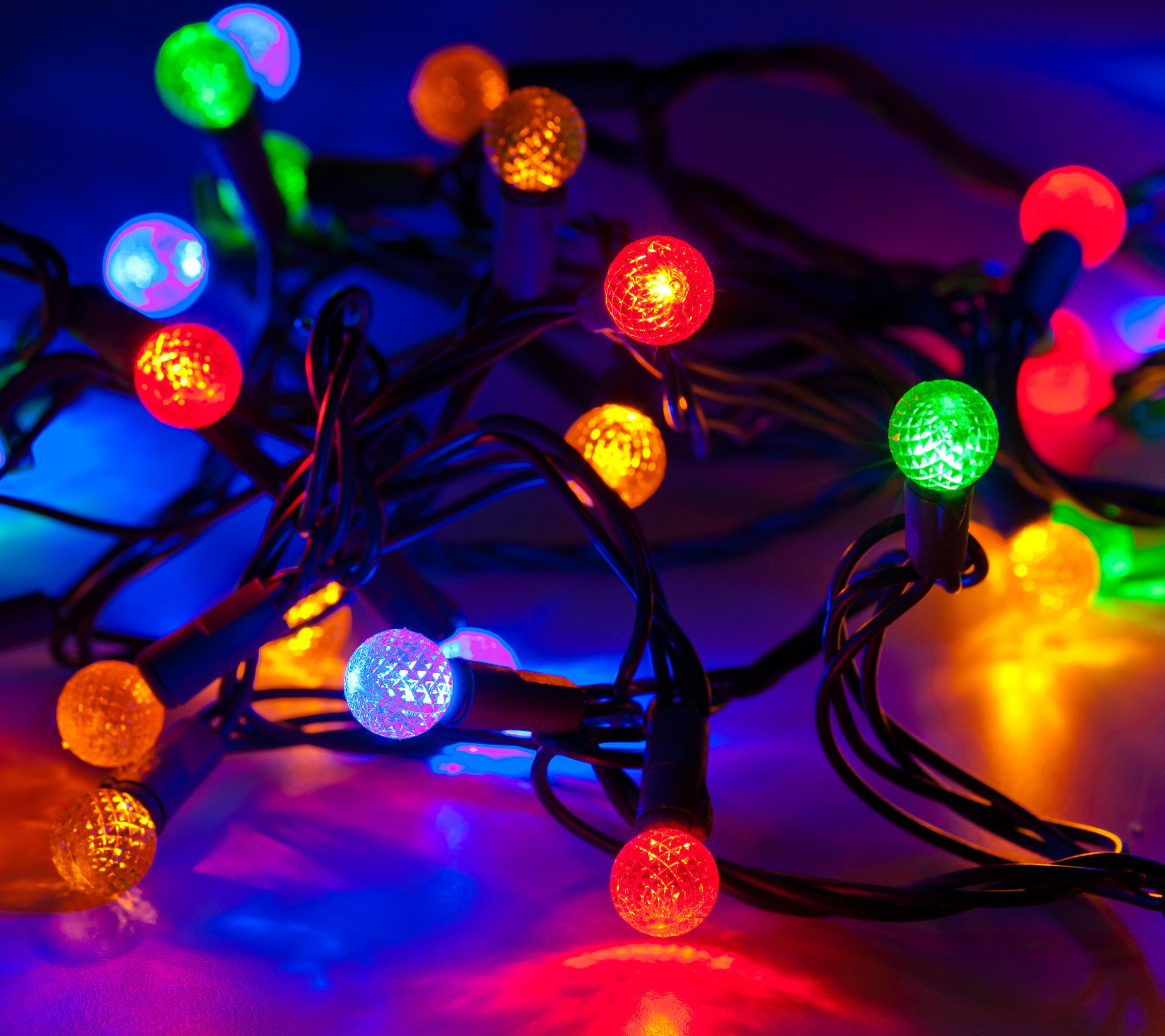 Handy-Wallpaper Feiertage, Weihnachten, Licht, Bunt, Weihnachtsbeleuchtung kostenlos herunterladen.