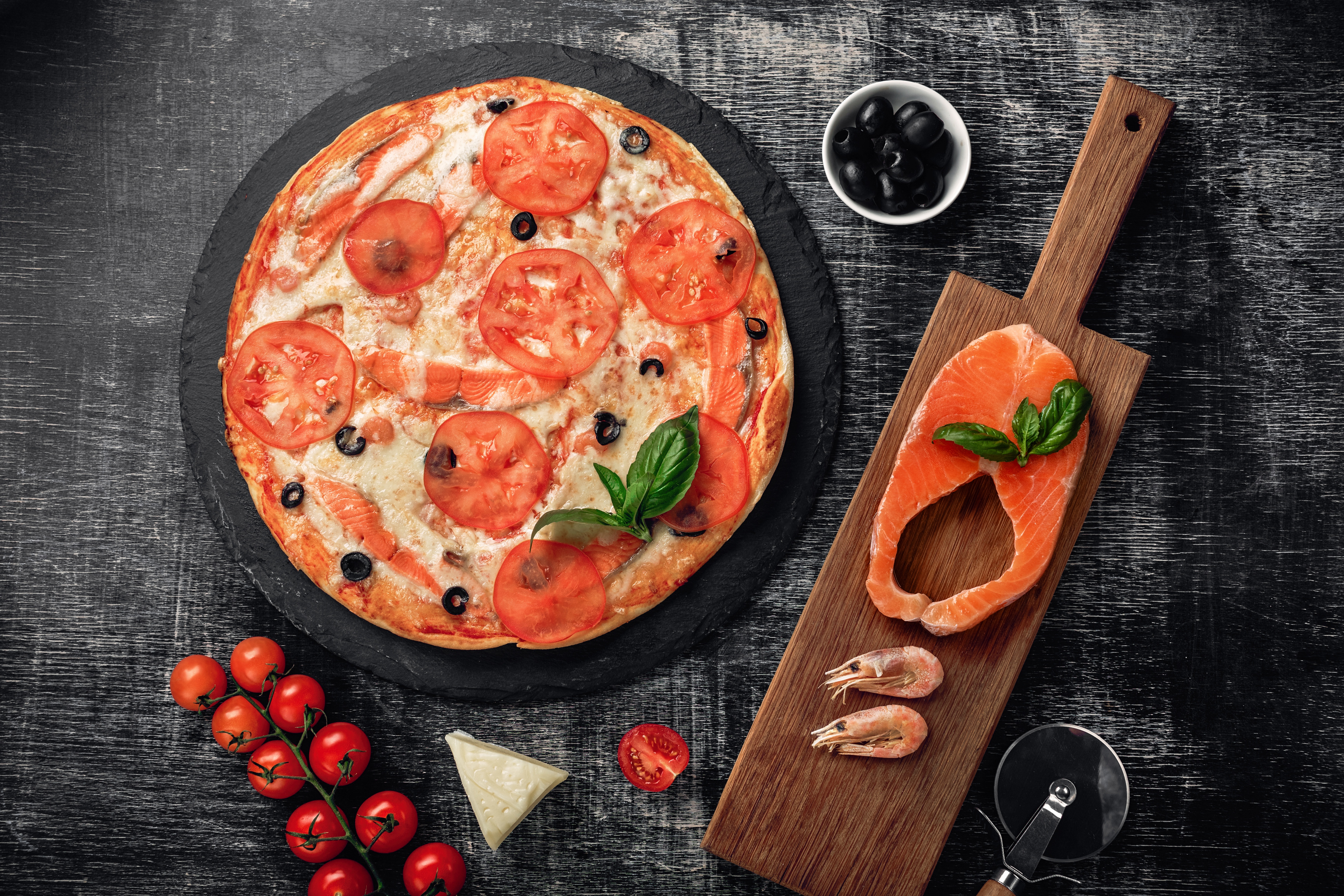 Handy-Wallpaper Pizza, Tomate, Lachs, Nahrungsmittel, Stillleben kostenlos herunterladen.