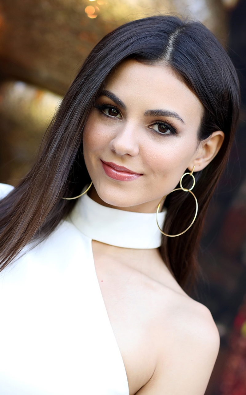 Download mobile wallpaper Singer, Brunette, Earrings, American, Celebrity, Brown Eyes, Actress, Victoria Justice for free.