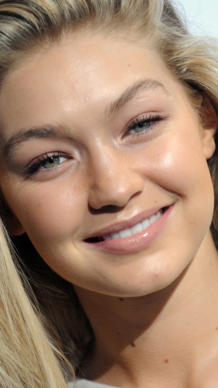 Download mobile wallpaper Smile, Blonde, Model, Green Eyes, American, Celebrity, Gigi Hadid for free.