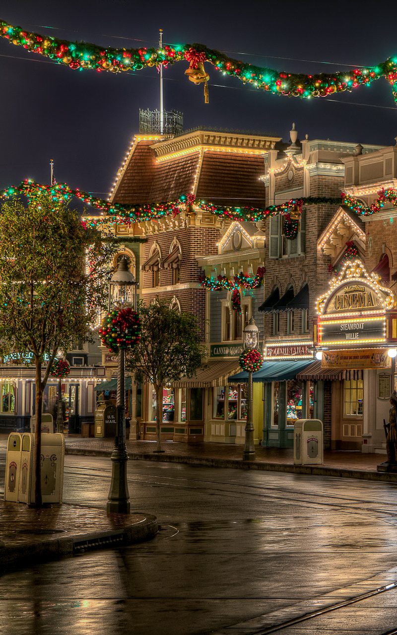 Handy-Wallpaper Weihnachten, Disneyland, Gebäude, Straße, Weihnachtsschmuck, Menschengemacht, Innerortsstraße, Weihnachtsbeleuchtung, Disney kostenlos herunterladen.