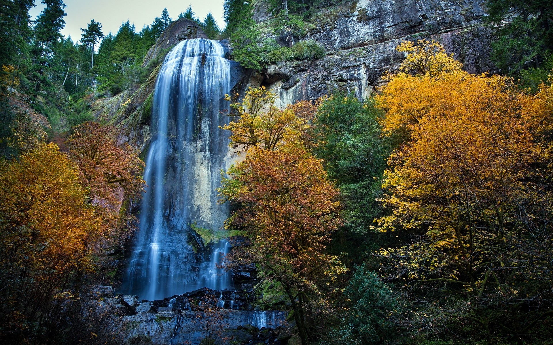 Скачать картинку Природа, Вода, Осень, Водопады, Водопад, Лес, Земля/природа в телефон бесплатно.