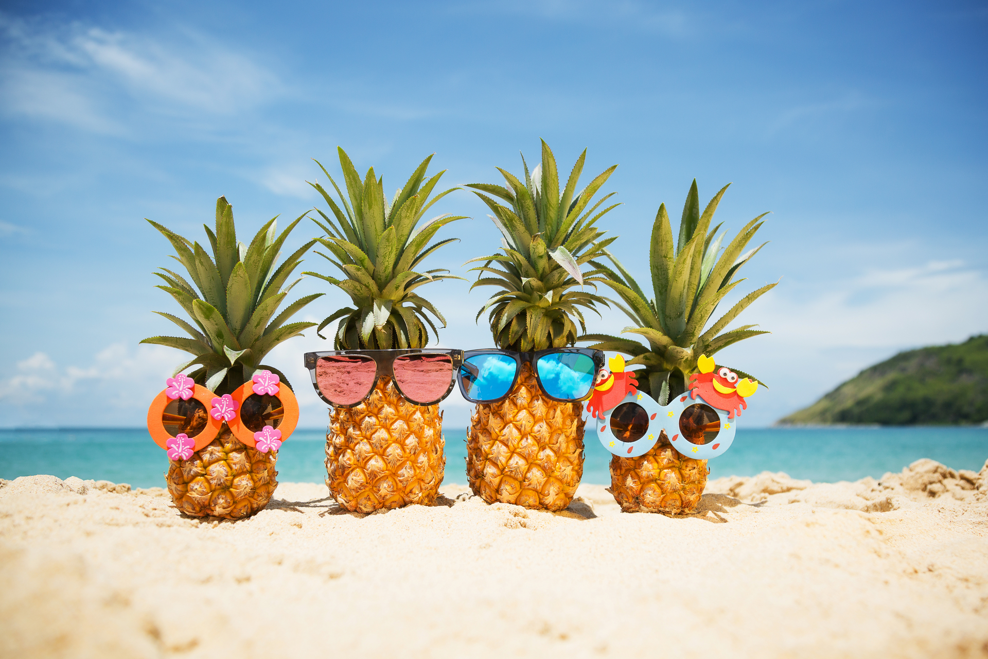 Laden Sie das Strand, Ananas, Sonnenbrille, Nahrungsmittel, Früchte-Bild kostenlos auf Ihren PC-Desktop herunter