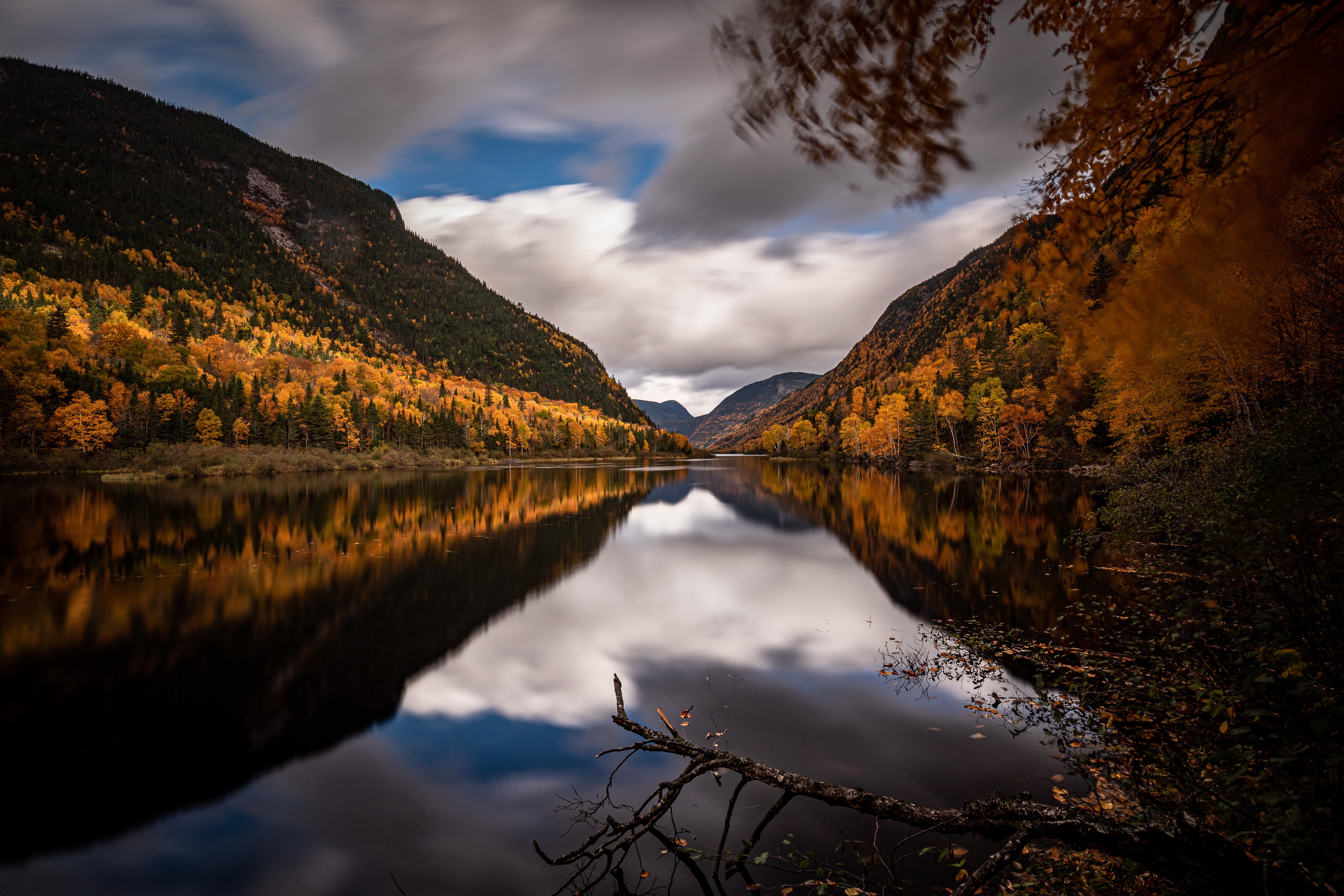 Скачать картинку Природа, Осень, Озера, Гора, Озеро, Отражение, Земля/природа в телефон бесплатно.