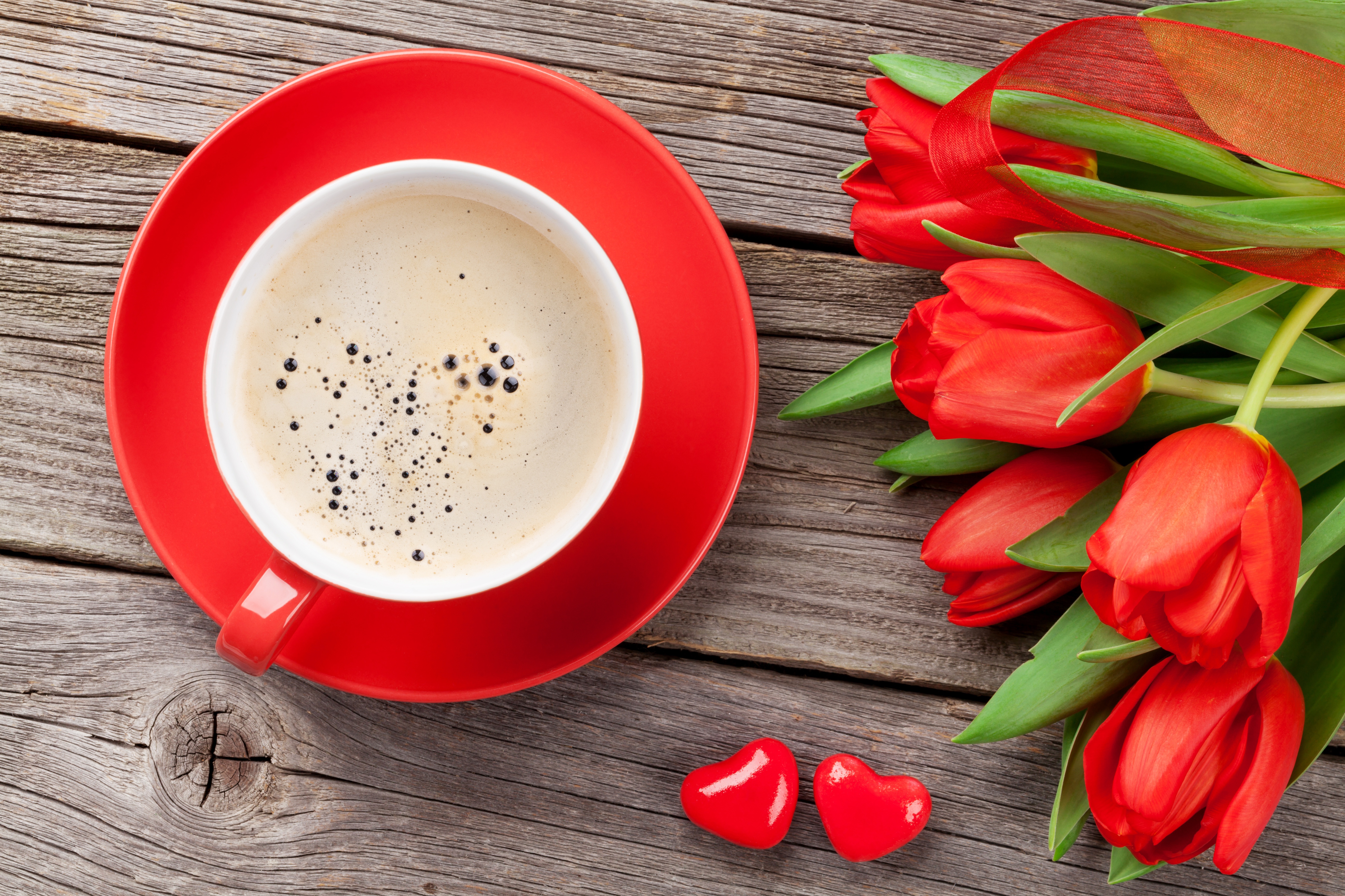 Handy-Wallpaper Tasse, Tulpe, Rote Blume, Nahrungsmittel, Stillleben, Kaffee kostenlos herunterladen.