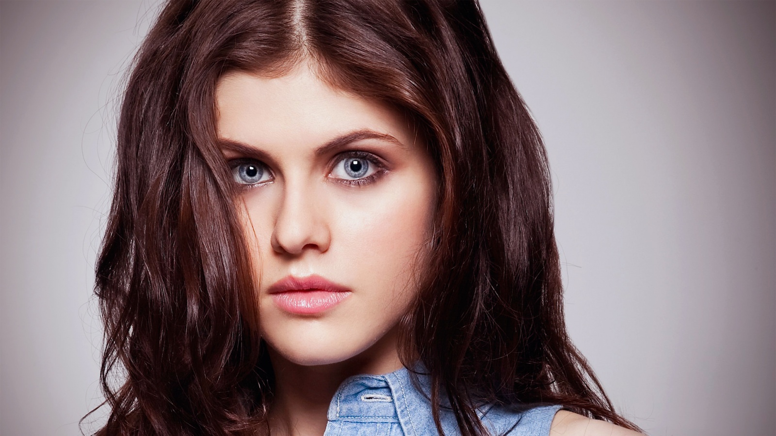 Download mobile wallpaper Celebrity, Alexandra Daddario for free.