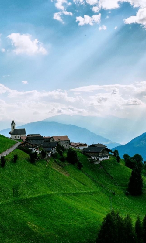 Handy-Wallpaper Landschaft, Berg, Baum, Dorf, Gebirge, Wolke, Menschengemacht, Sonnenschein kostenlos herunterladen.