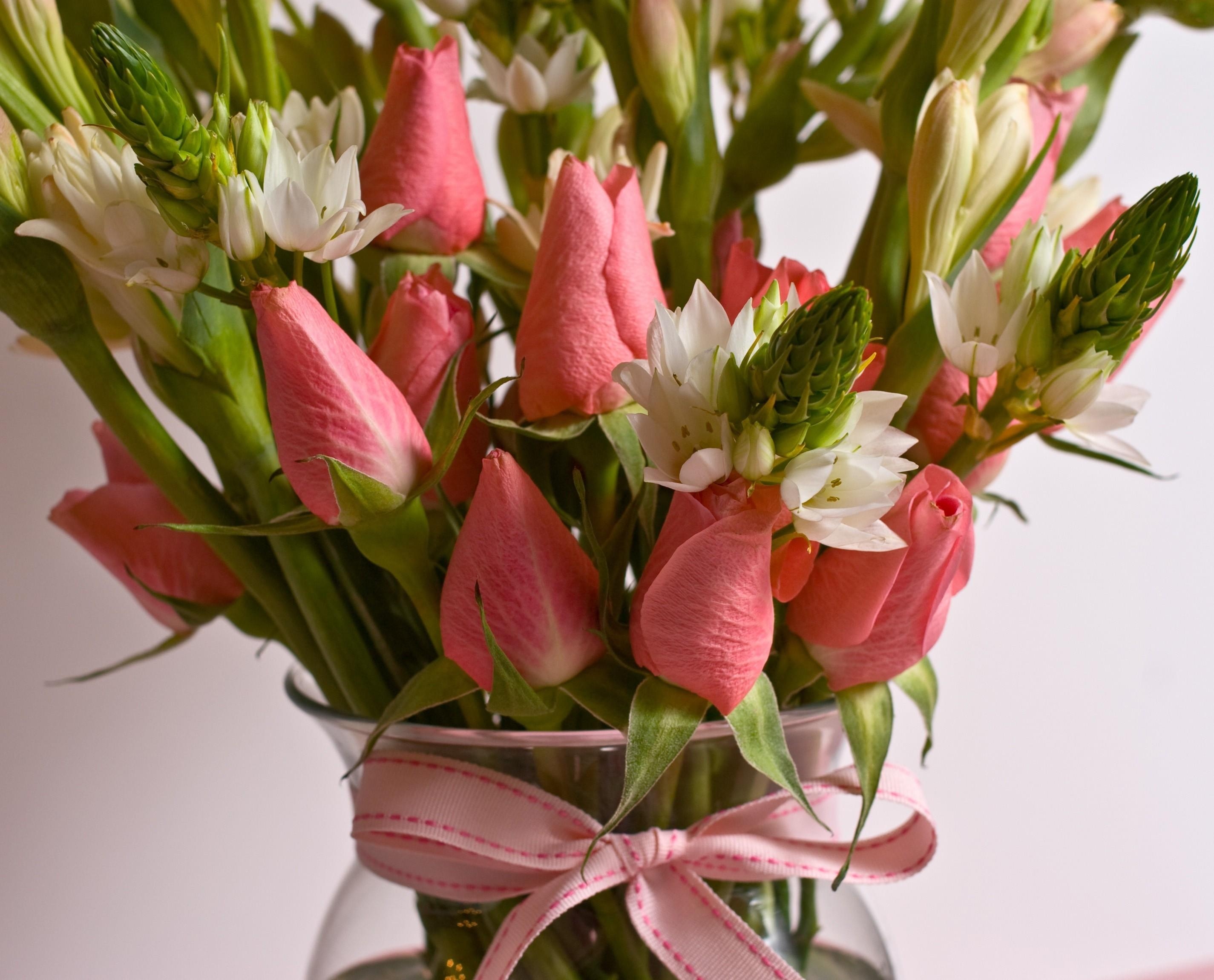 Download mobile wallpaper Bouquet, Bow, Buds, Flowers, Vase, Roses for free.