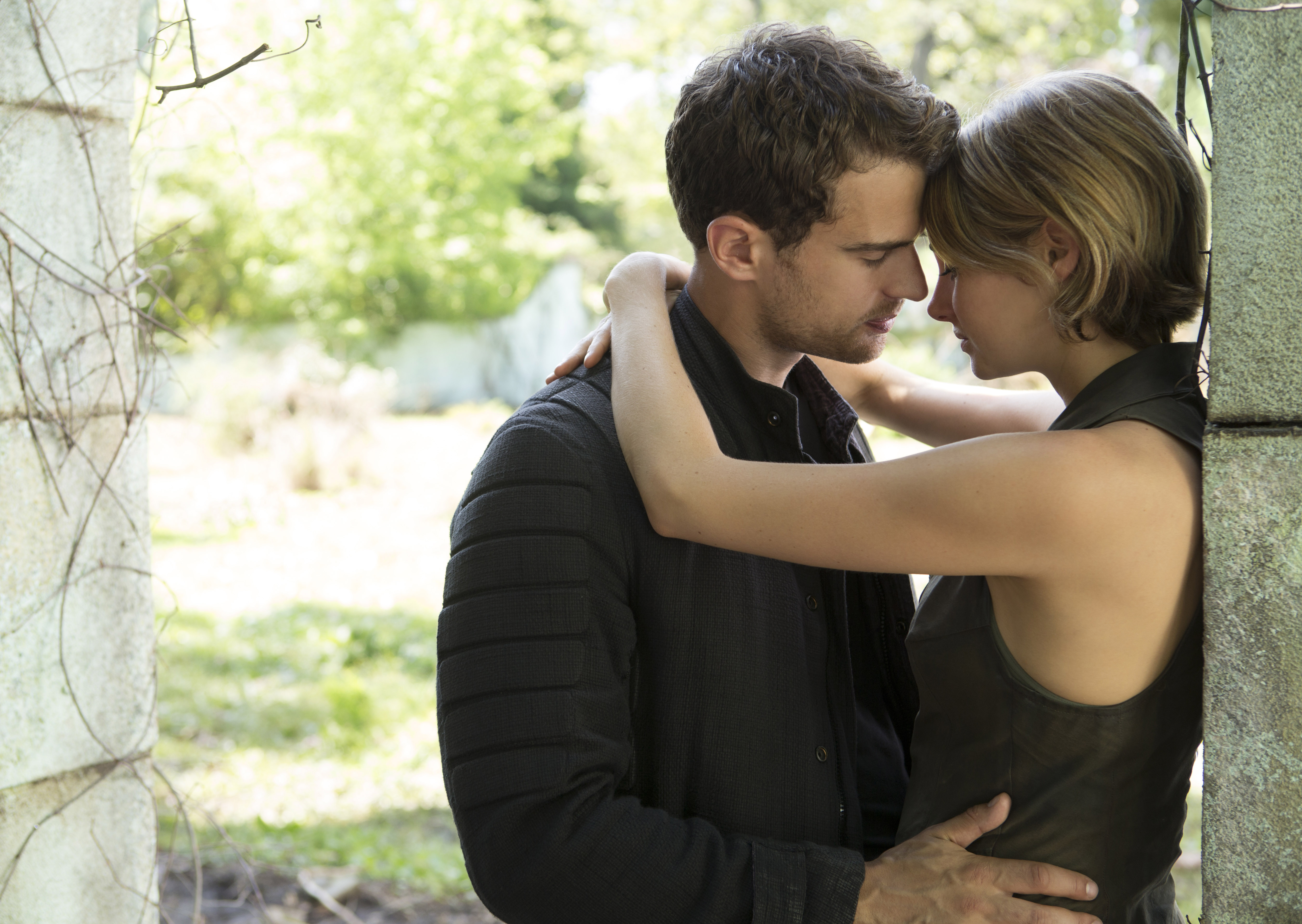 Завантажити шпалери Чотири (The Divergent Series) на телефон безкоштовно