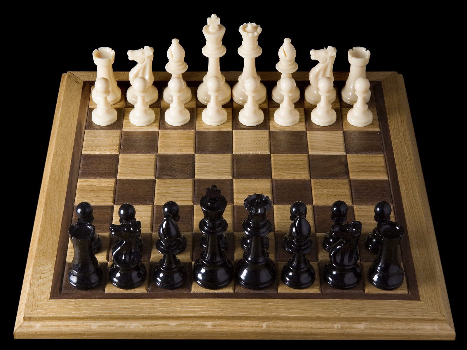 102273 скачать обои шахматы, спорт, доска, черные, игра, фигуры, партия, белые - заставки и картинки бесплатно