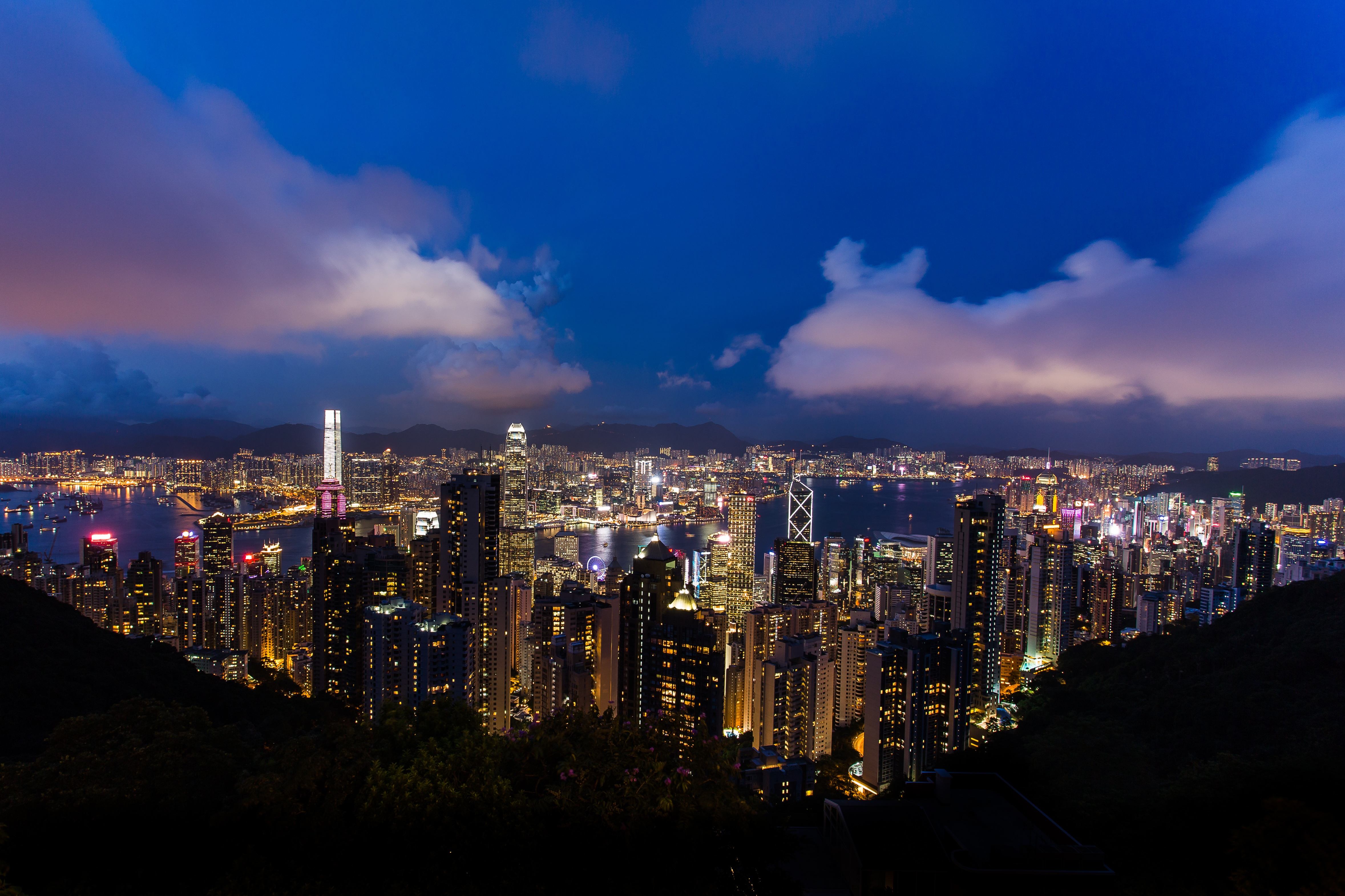 Handy-Wallpaper Städte, Wolkenkratzer, Gebäude, Stadtbild, Wolke, China, Hongkong, Nacht, Menschengemacht, Großstadt kostenlos herunterladen.