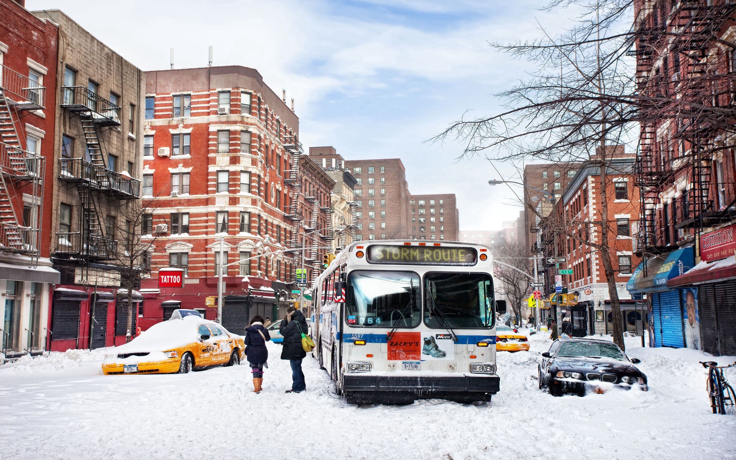 105830 скачать обои автобус, жизнь, зима, люди, города, снег, город, движение - заставки и картинки бесплатно