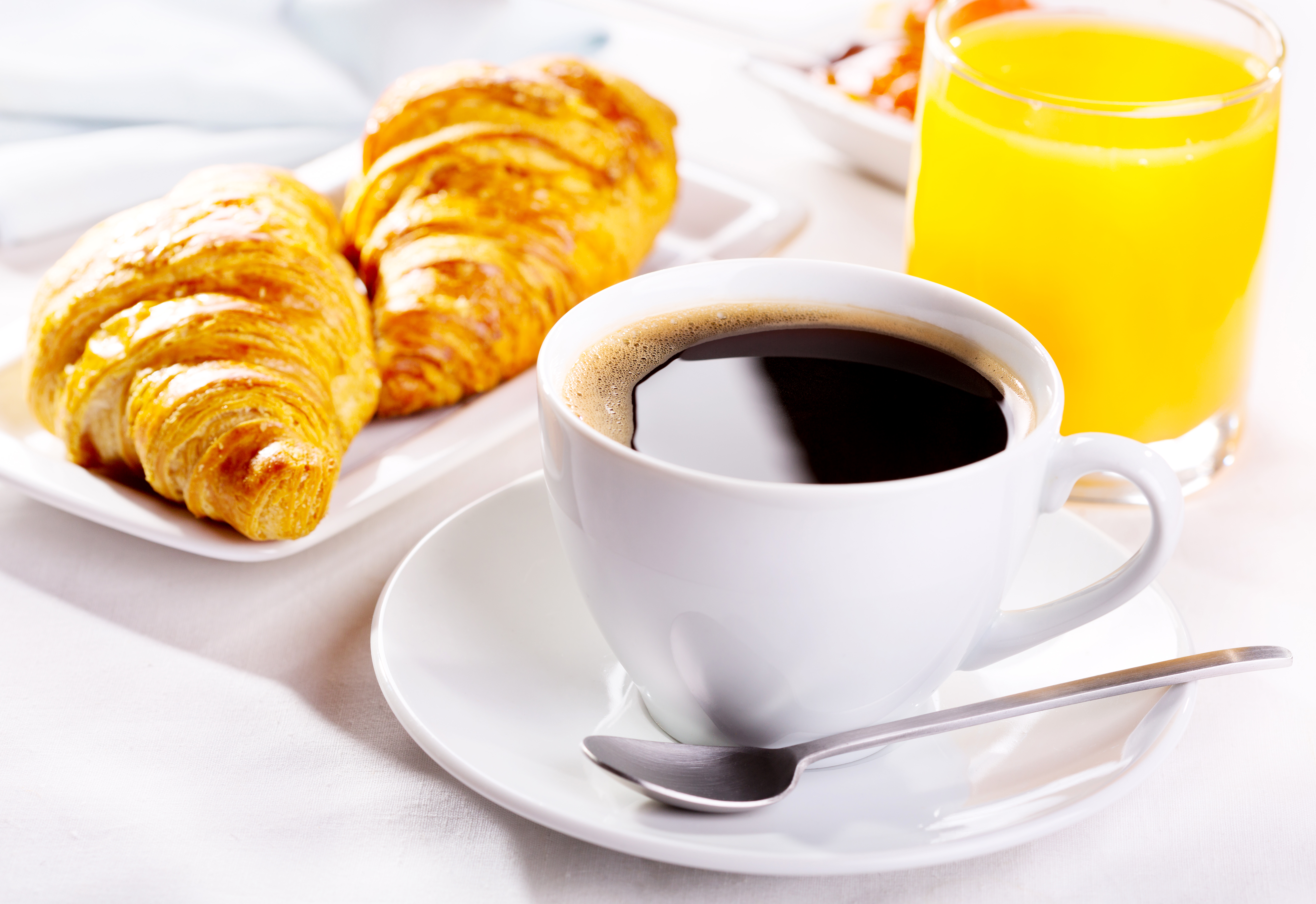 Handy-Wallpaper Tasse, Glas, Croissant, Saft, Nahrungsmittel, Kaffee, Frühstuck kostenlos herunterladen.