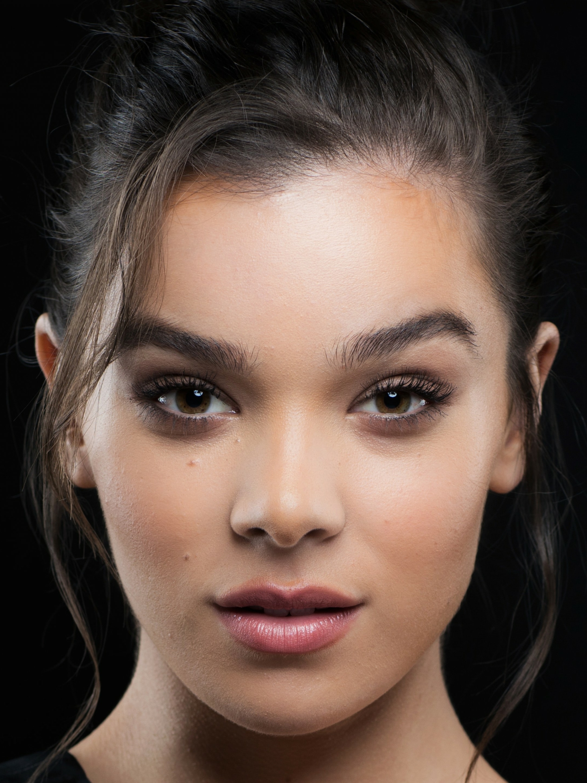 Download mobile wallpaper Singer, Face, Celebrity, Actress, Hailee Steinfeld for free.