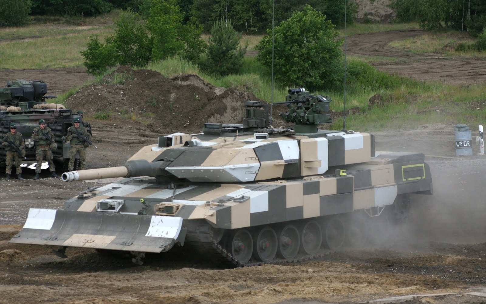 301653 скачать обои танки, леопард 2, военные, танк, солдаты - заставки и картинки бесплатно