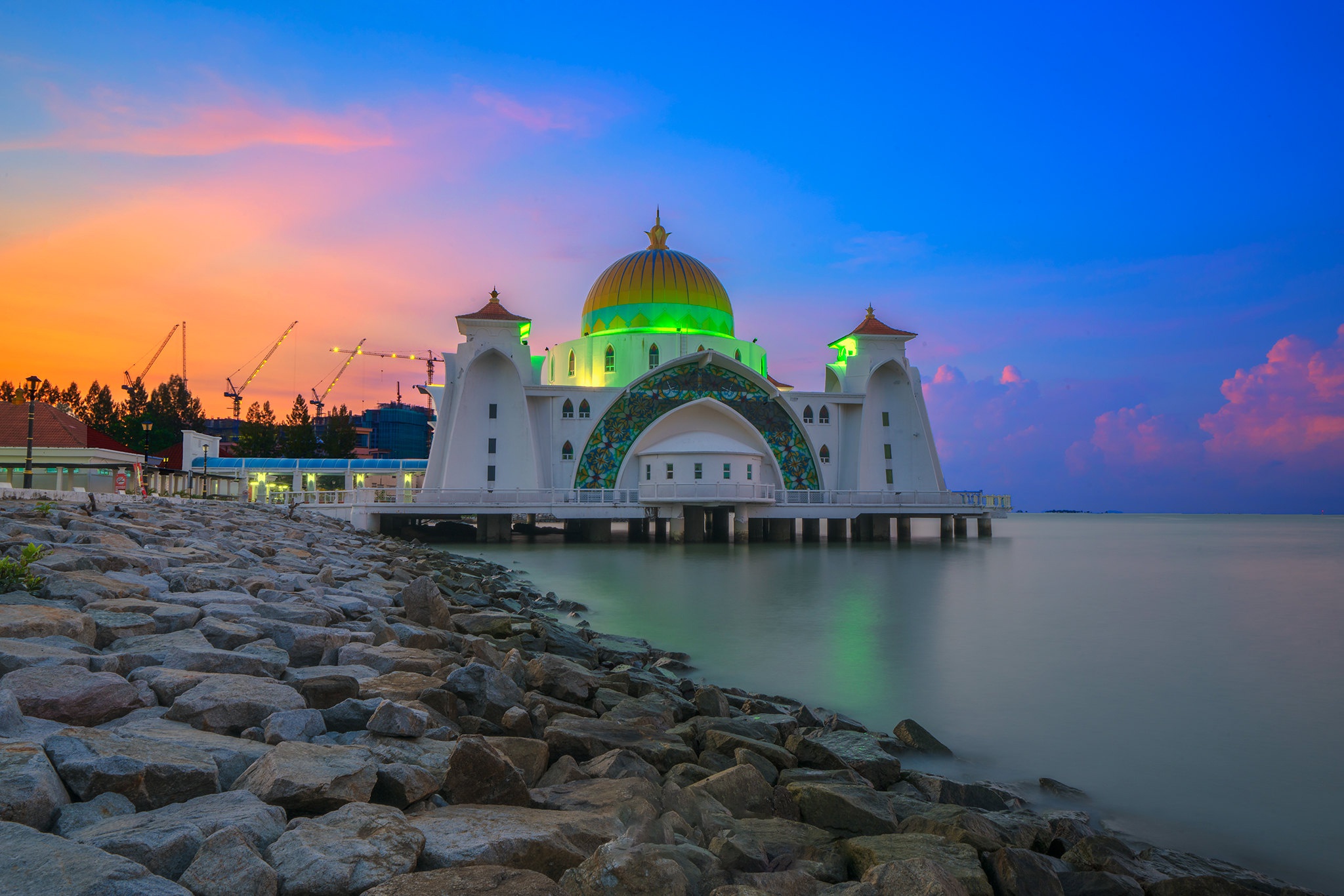 486166 скачать картинку религиозные, мечеть малаккского пролива, пляж, малайзия, камень, мечети - обои и заставки бесплатно