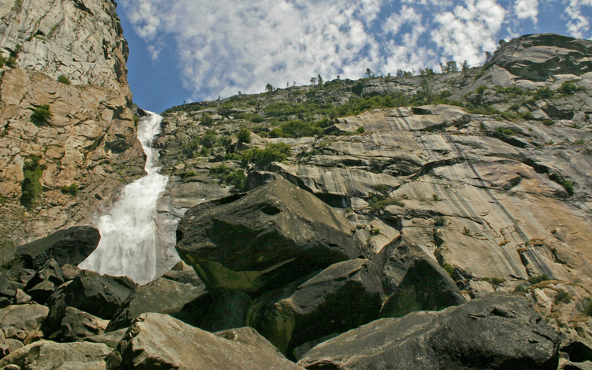 158301 descargar imagen cascadas, tierra/naturaleza, cascada, acantilado, montaña: fondos de pantalla y protectores de pantalla gratis