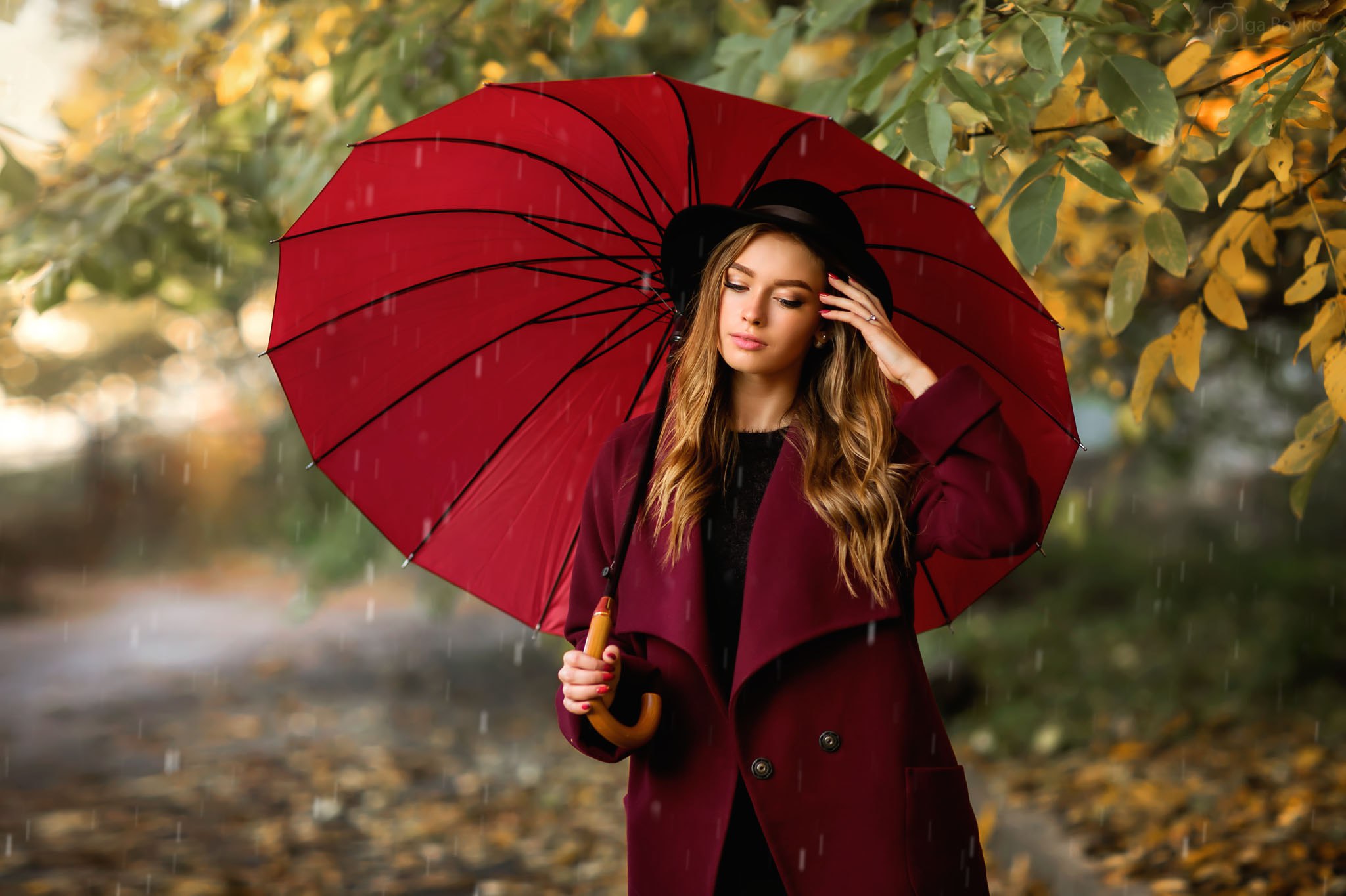 Handy-Wallpaper Regen, Regenschirm, Hut, Brünette, Mantel, Modell, Frauen, Tiefenschärfe kostenlos herunterladen.
