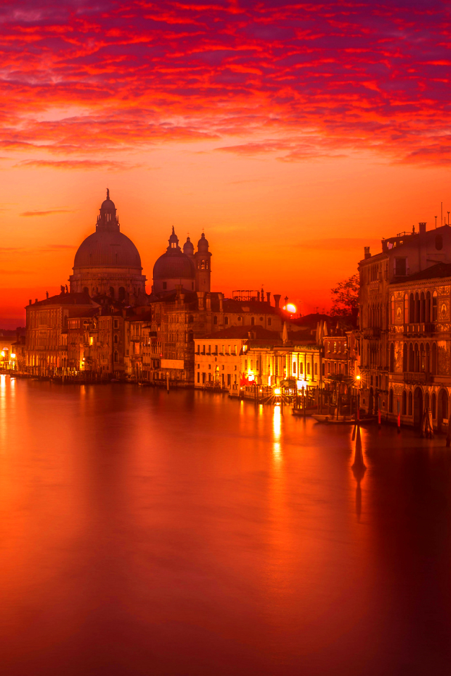 Скачать картинку Города, Ночь, Золото, Венеция, Свет, Легкий, Сделано Человеком, Большой Канал в телефон бесплатно.