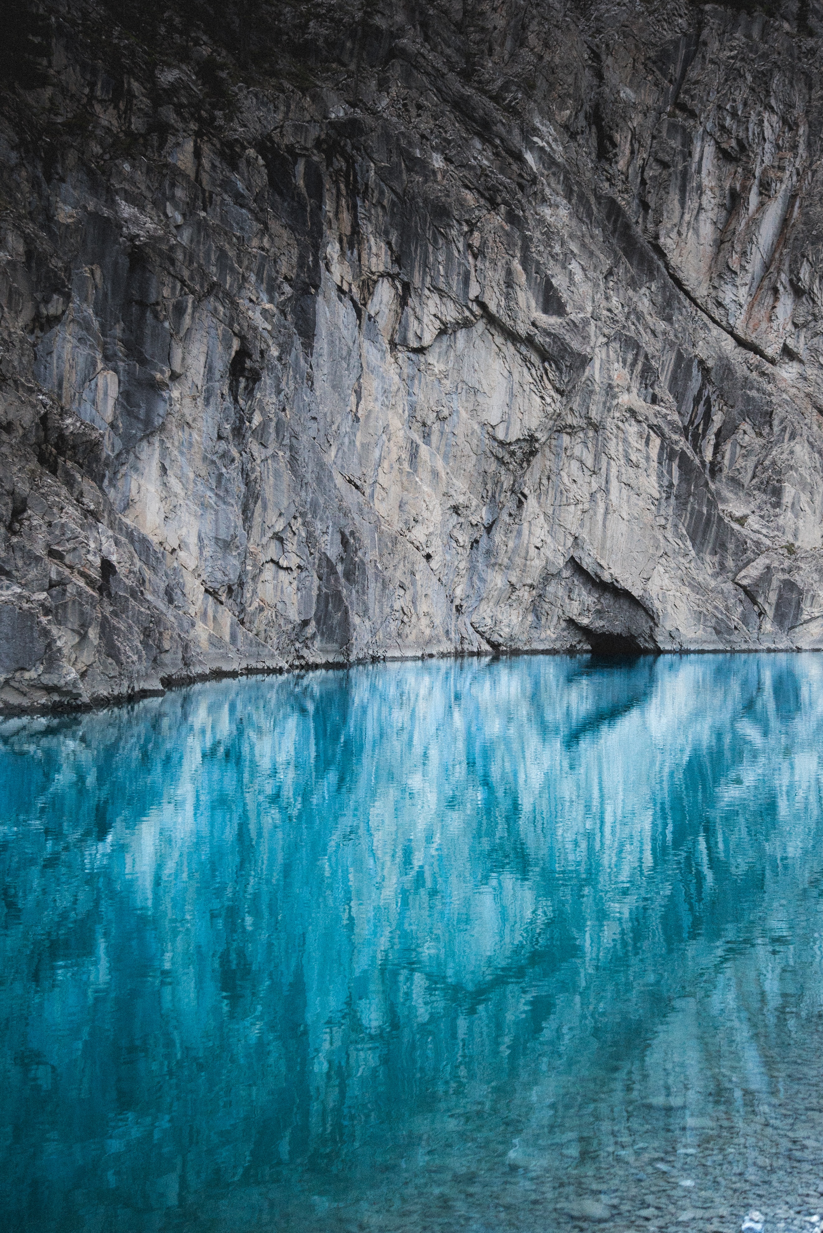 Free download wallpaper Rock, Mountain, Break, Precipice, Water, Lake, Nature on your PC desktop