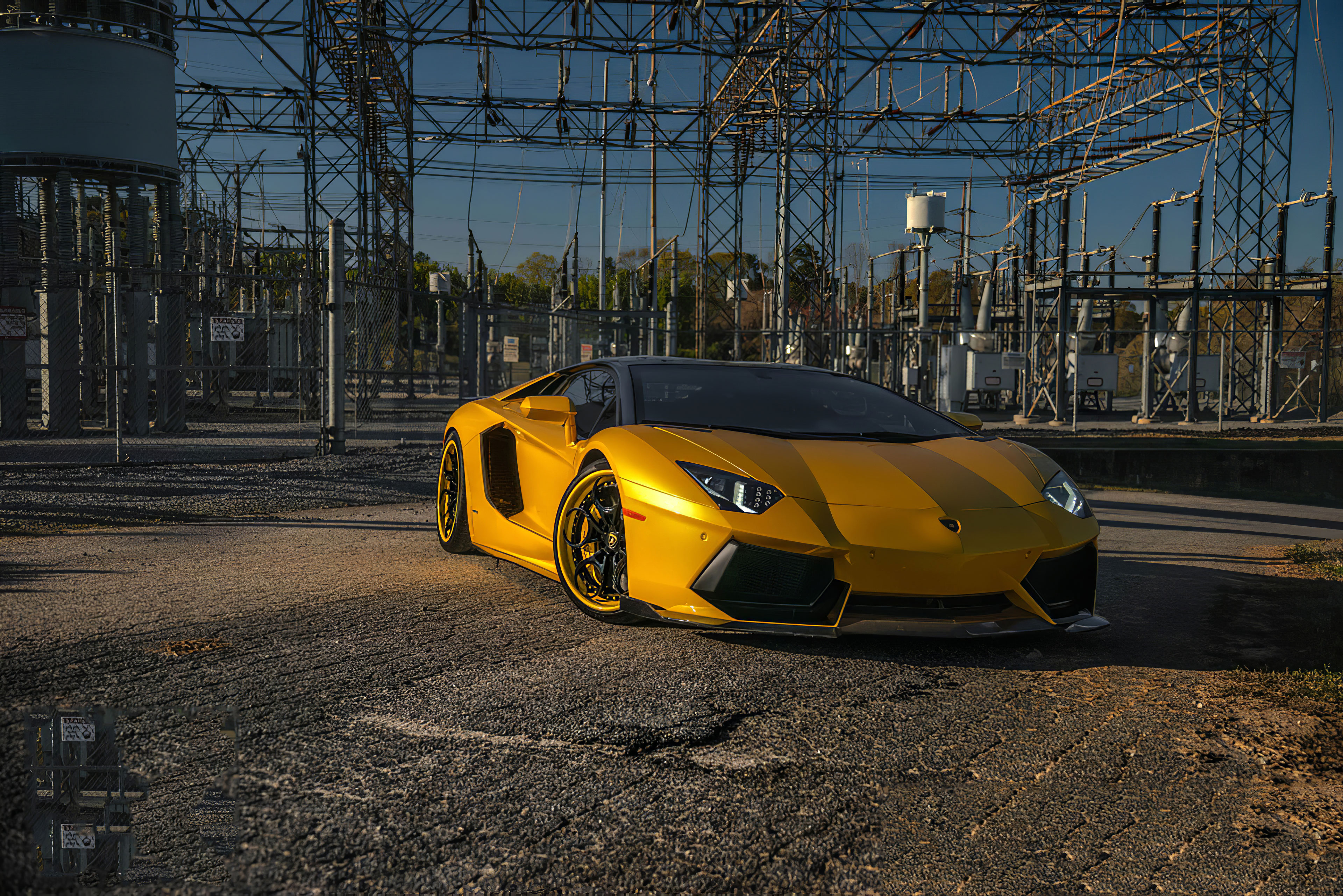 Lamborghini Aventador: Fondo de pantalla de supercoche amarillo audaz