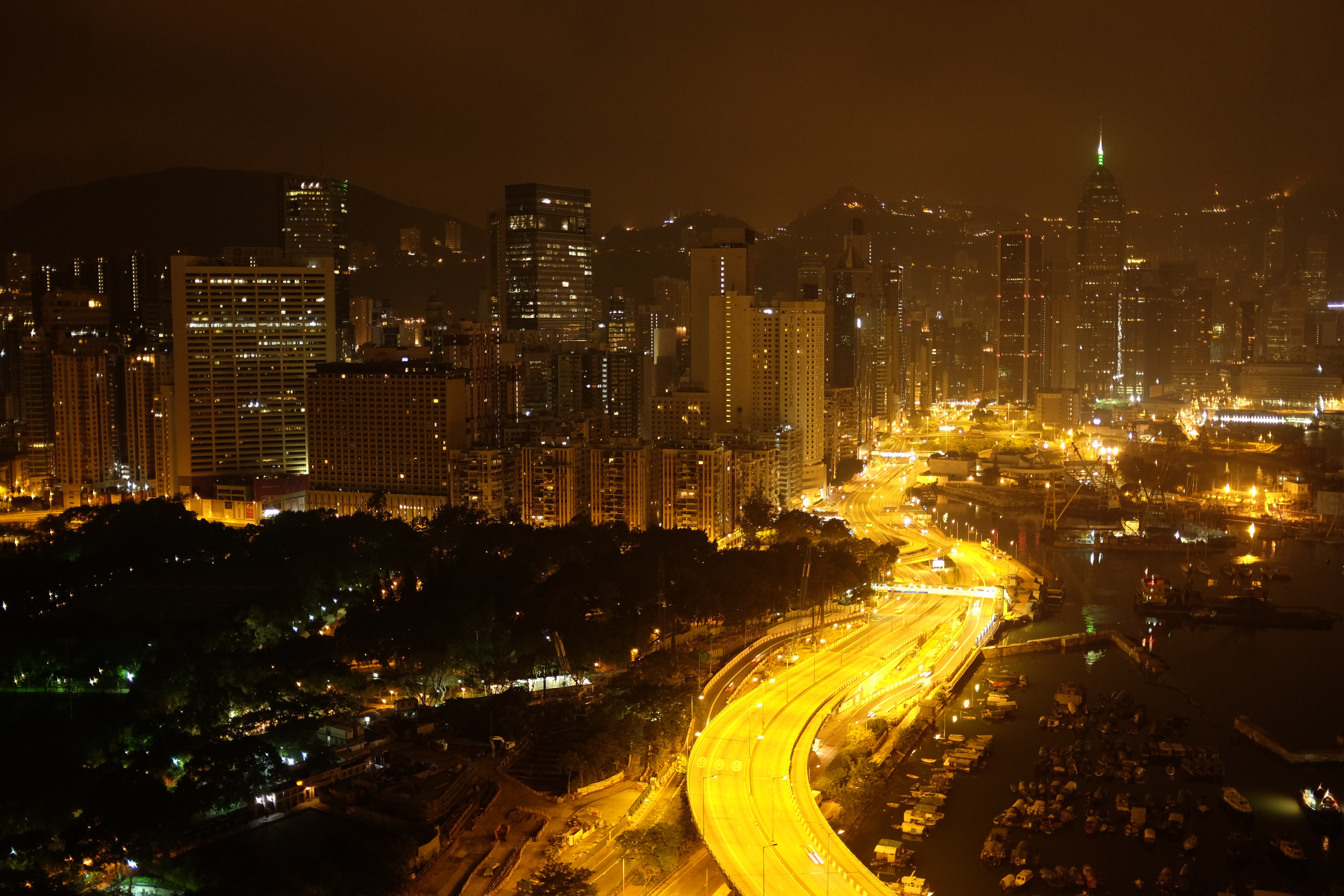 Laden Sie das Städte, Wolkenkratzer, Gebäude, China, Hongkong, Autobahn, Nacht, Menschengemacht, Großstadt-Bild kostenlos auf Ihren PC-Desktop herunter