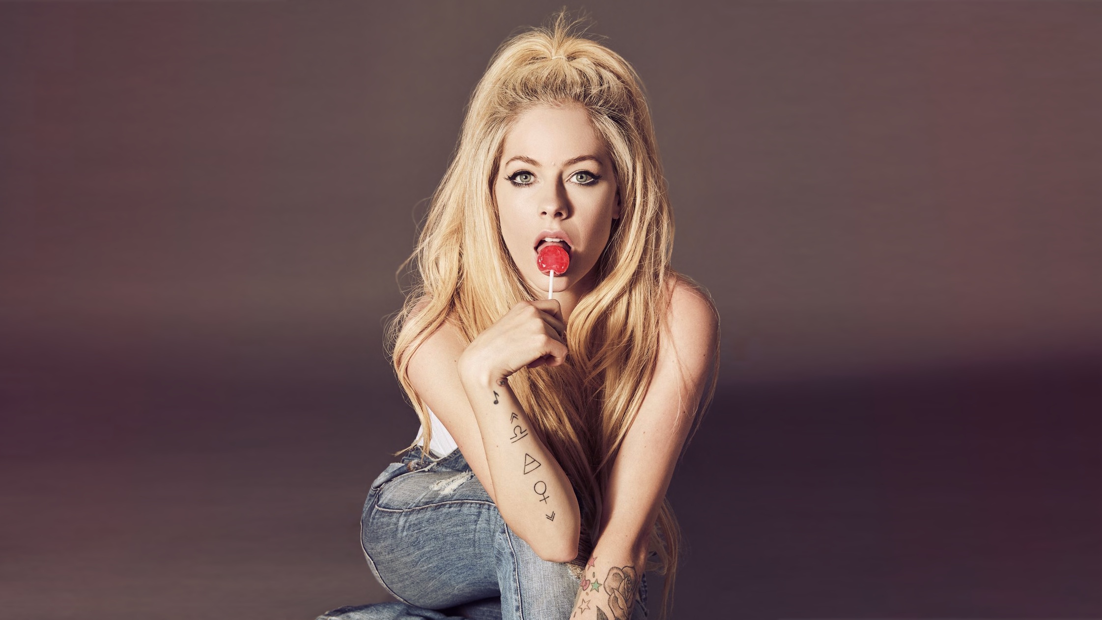 Free download wallpaper Music, Avril Lavigne, Singer, Blonde, Canadian on your PC desktop