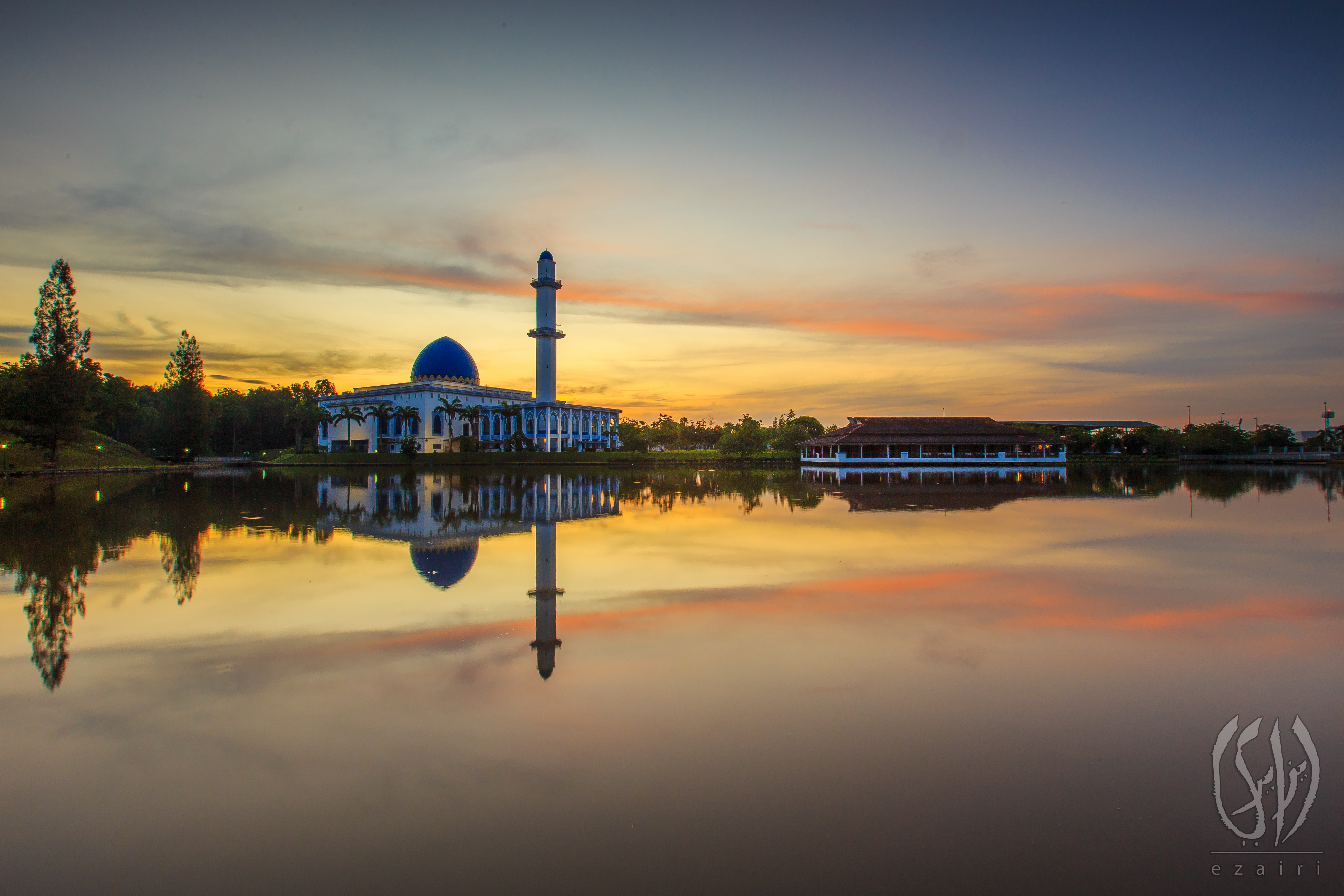 356112 Bild herunterladen religiös, moschee, architektur, malaysia, spiegelung, sonnenaufgang, sonnenuntergang, moscheen - Hintergrundbilder und Bildschirmschoner kostenlos