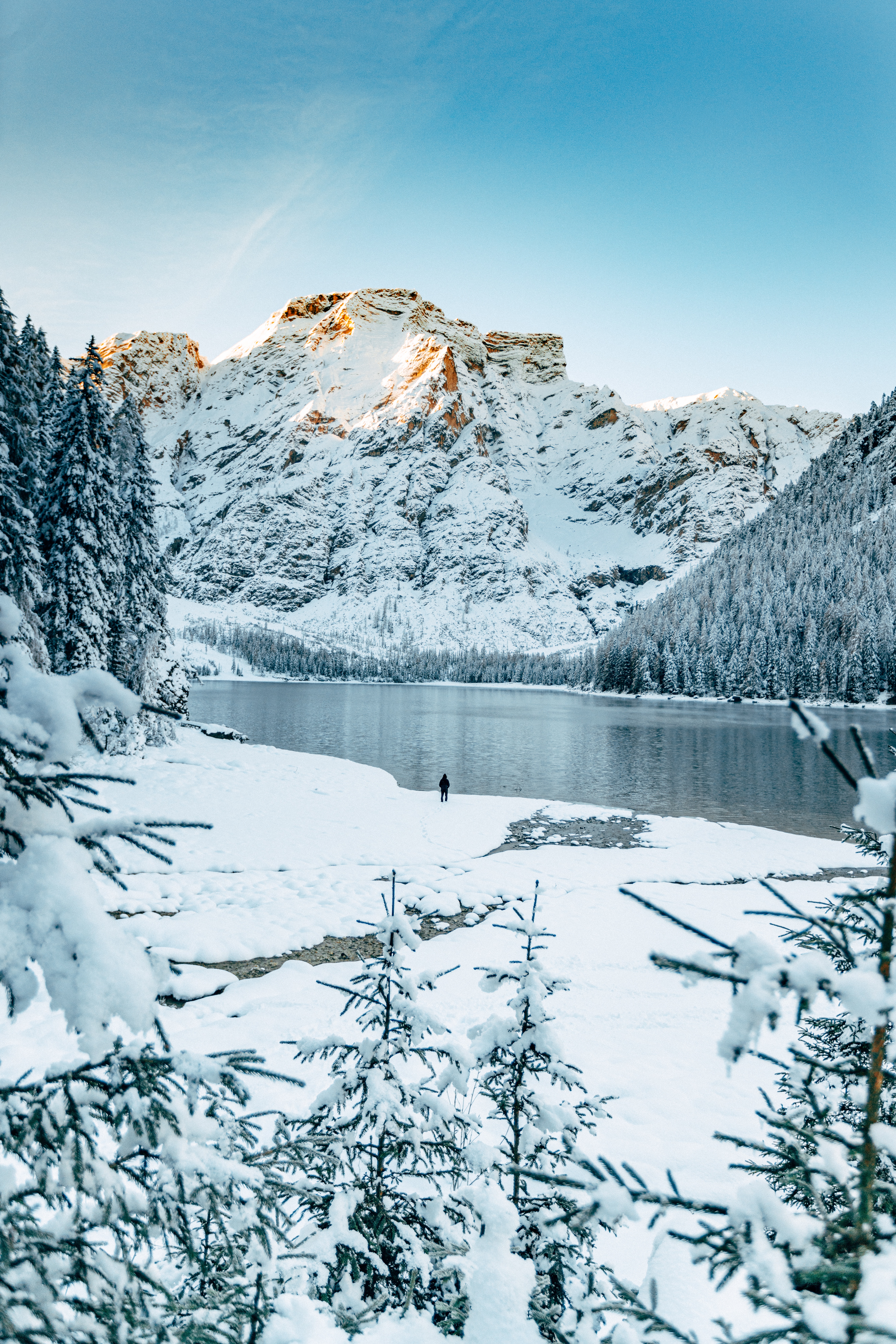 Скачать картинку Берег, Снег, Природа, Горы, Зима, Озеро в телефон бесплатно.