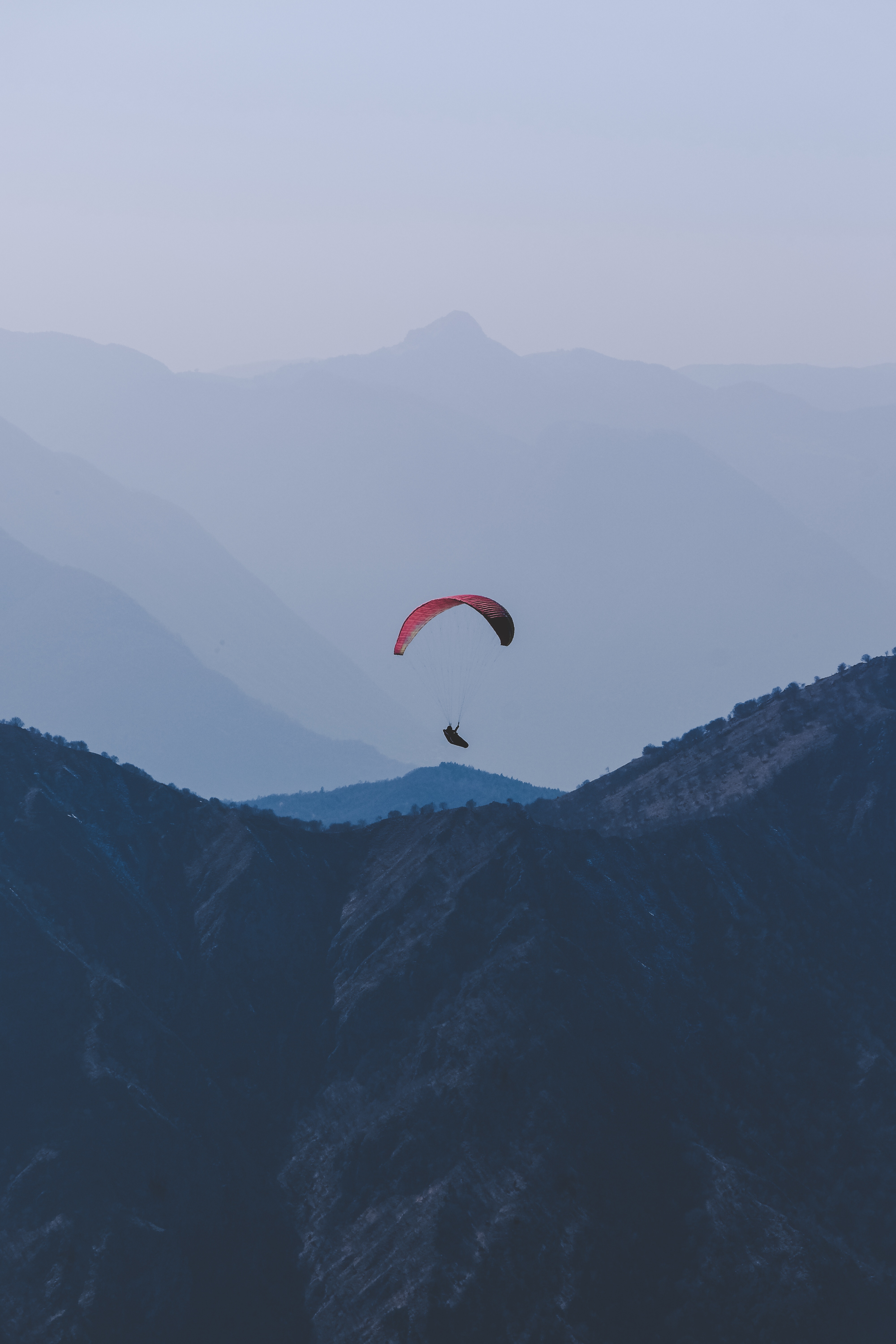 120672 скачать обои параплан, спорт, горы, туман, полет - заставки и картинки бесплатно