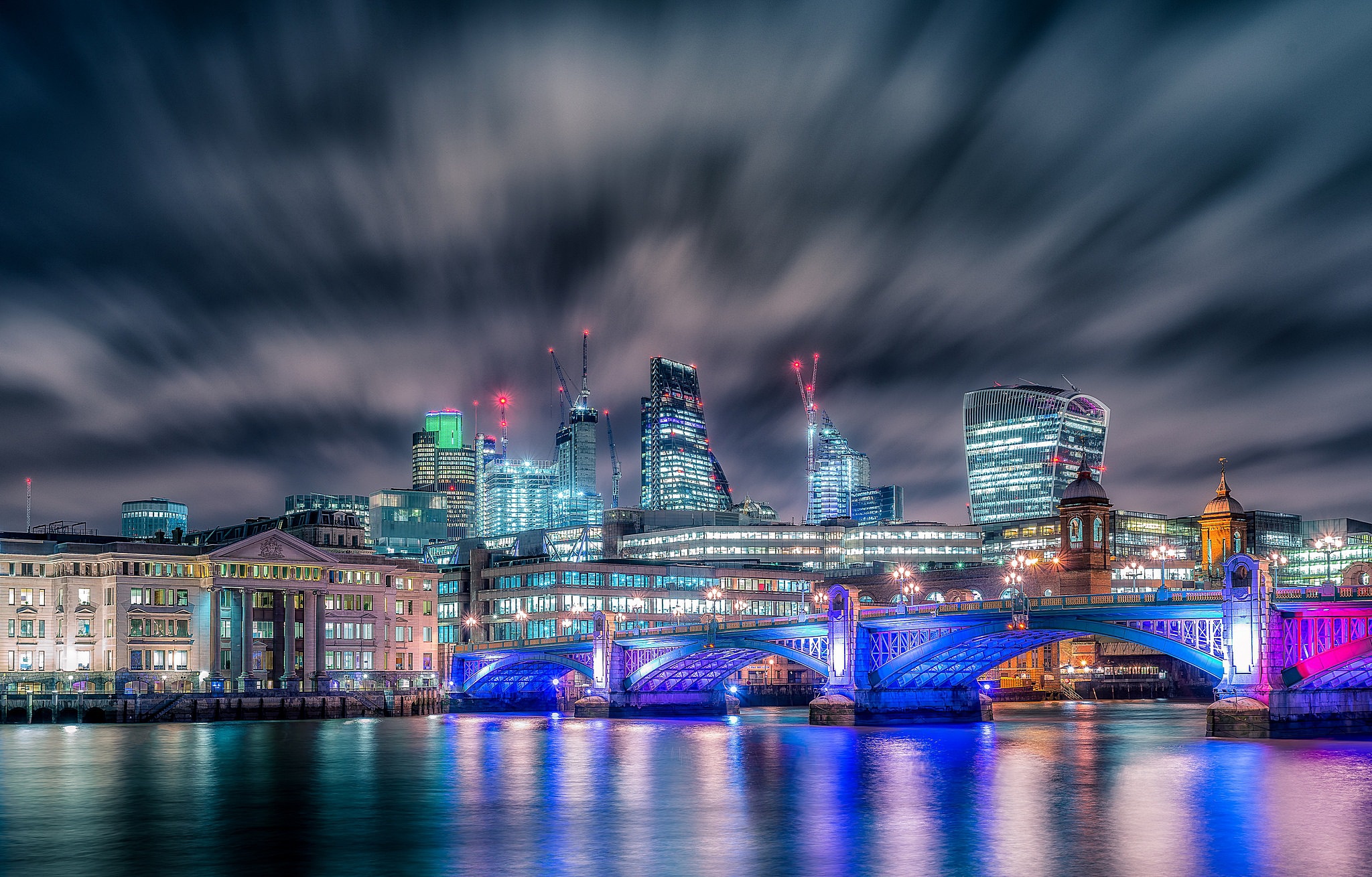 Laden Sie das Städte, London, Gebäude, Brücke, Vereinigtes Königreich, Nacht, Menschengemacht, Großstadt-Bild kostenlos auf Ihren PC-Desktop herunter