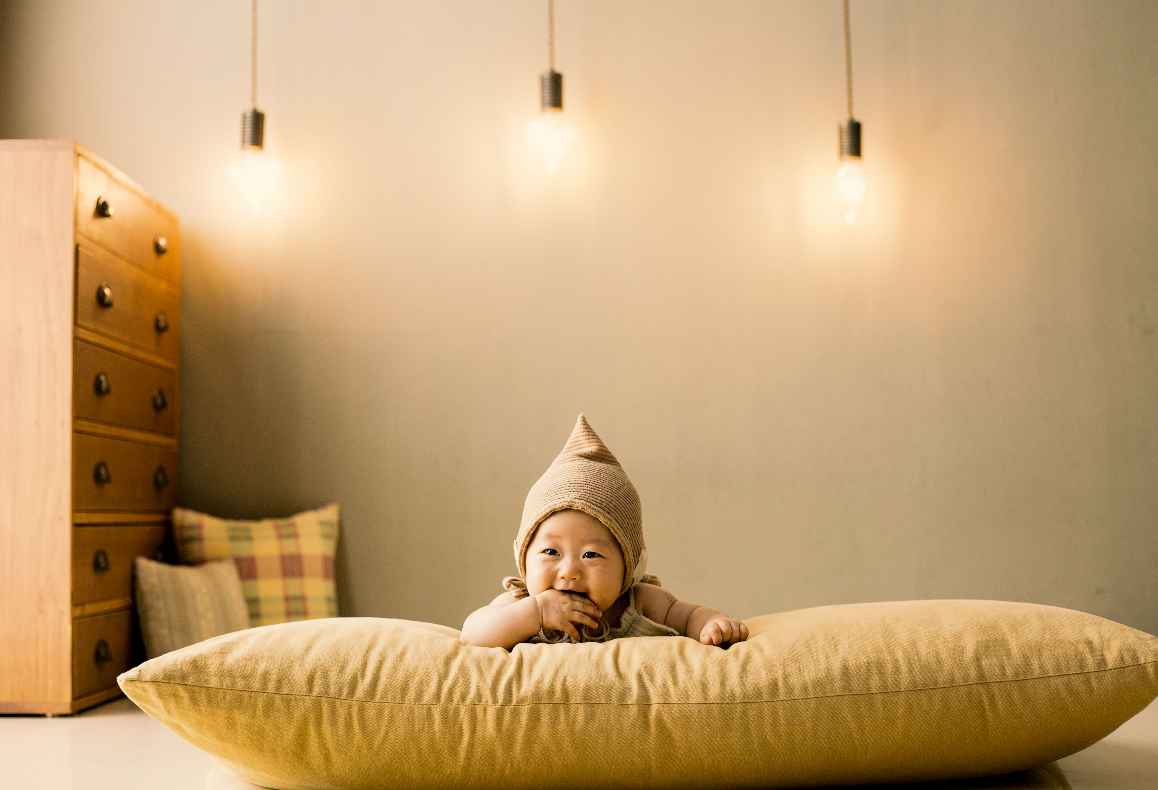 Free download wallpaper Pillow, Light Bulb, Photography, Baby, Cushion on your PC desktop