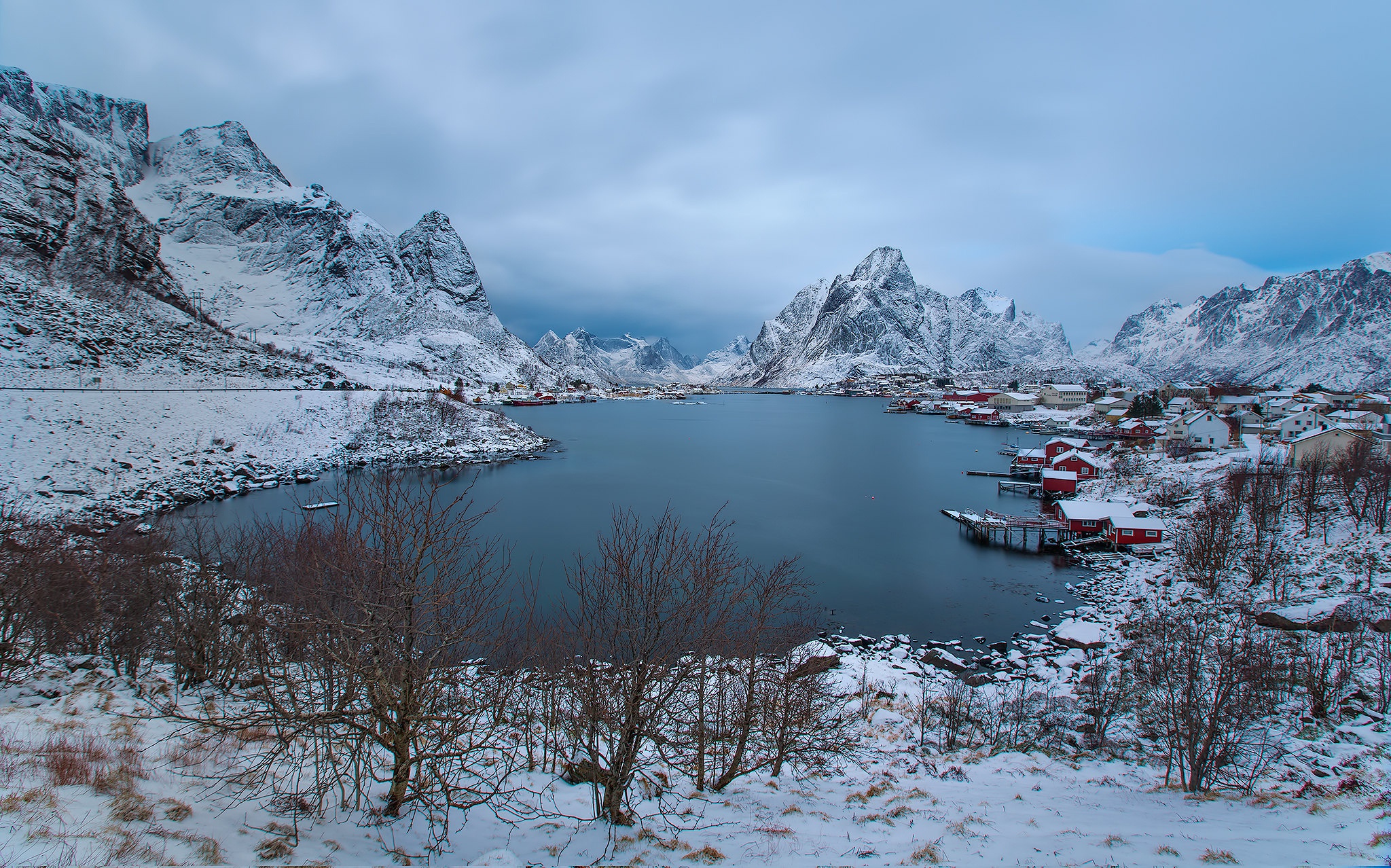 Скачать картинку Гора, Норвегия, Залив, Фотографии, Лофотенские Острова, Рейне в телефон бесплатно.