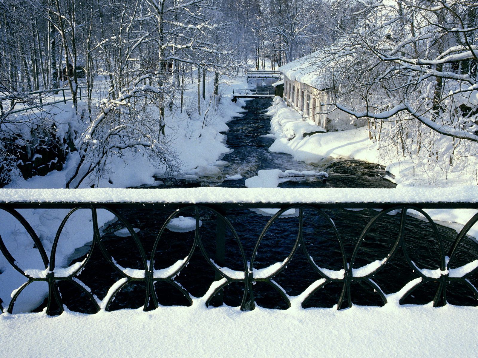 131196 скачать обои зима, природа, река, узоры, перила, мостик - заставки и картинки бесплатно