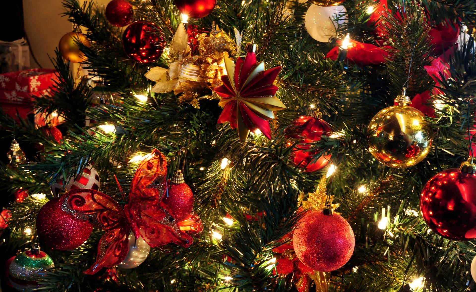 Download mobile wallpaper New Year, Holiday, Christmas Tree, Garland, Holidays, Toys, Christmas for free.