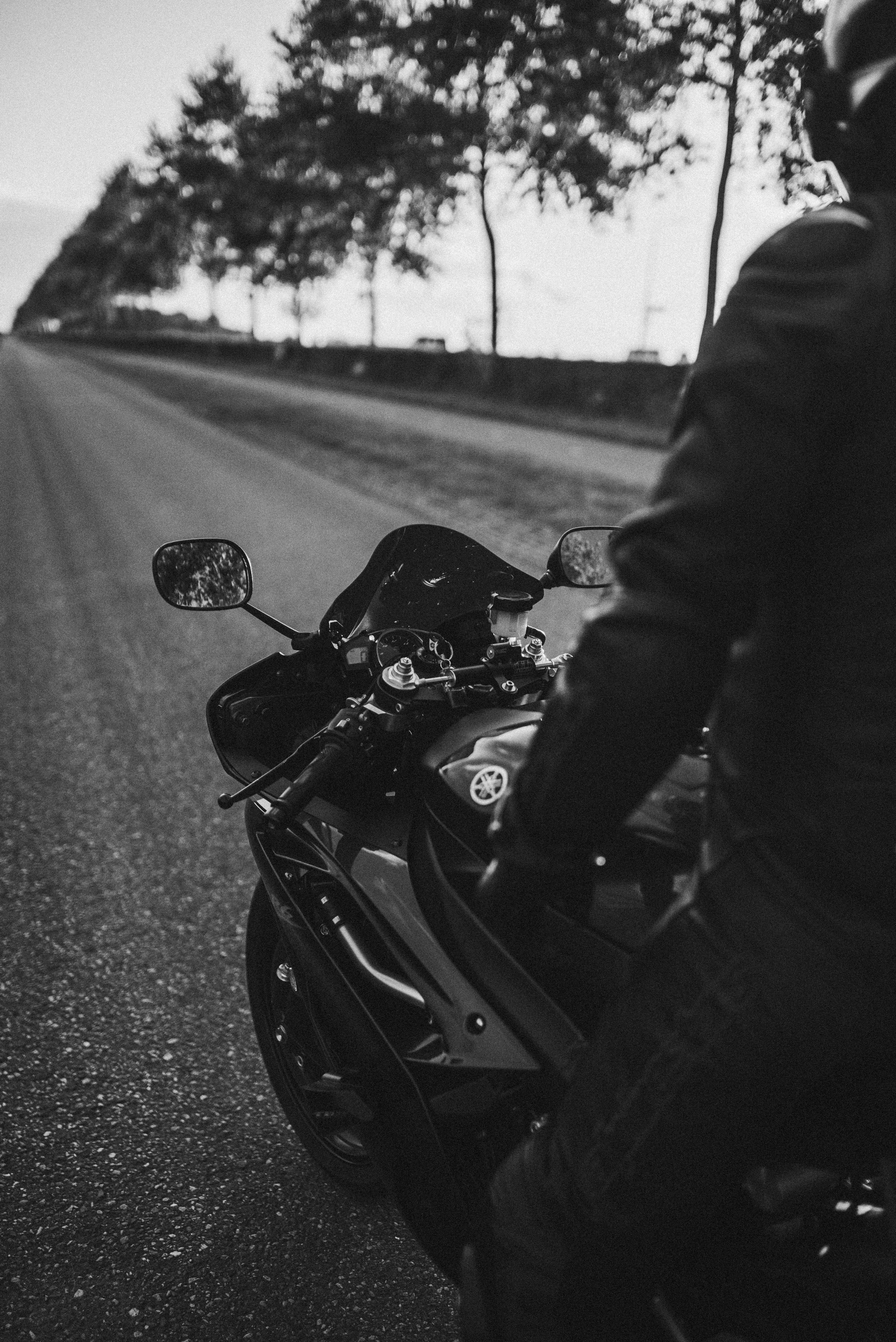 87075 Hintergrundbild herunterladen motorräder, motorradfahrer, rückansicht, bw, chb, motorrad, fahrrad - Bildschirmschoner und Bilder kostenlos