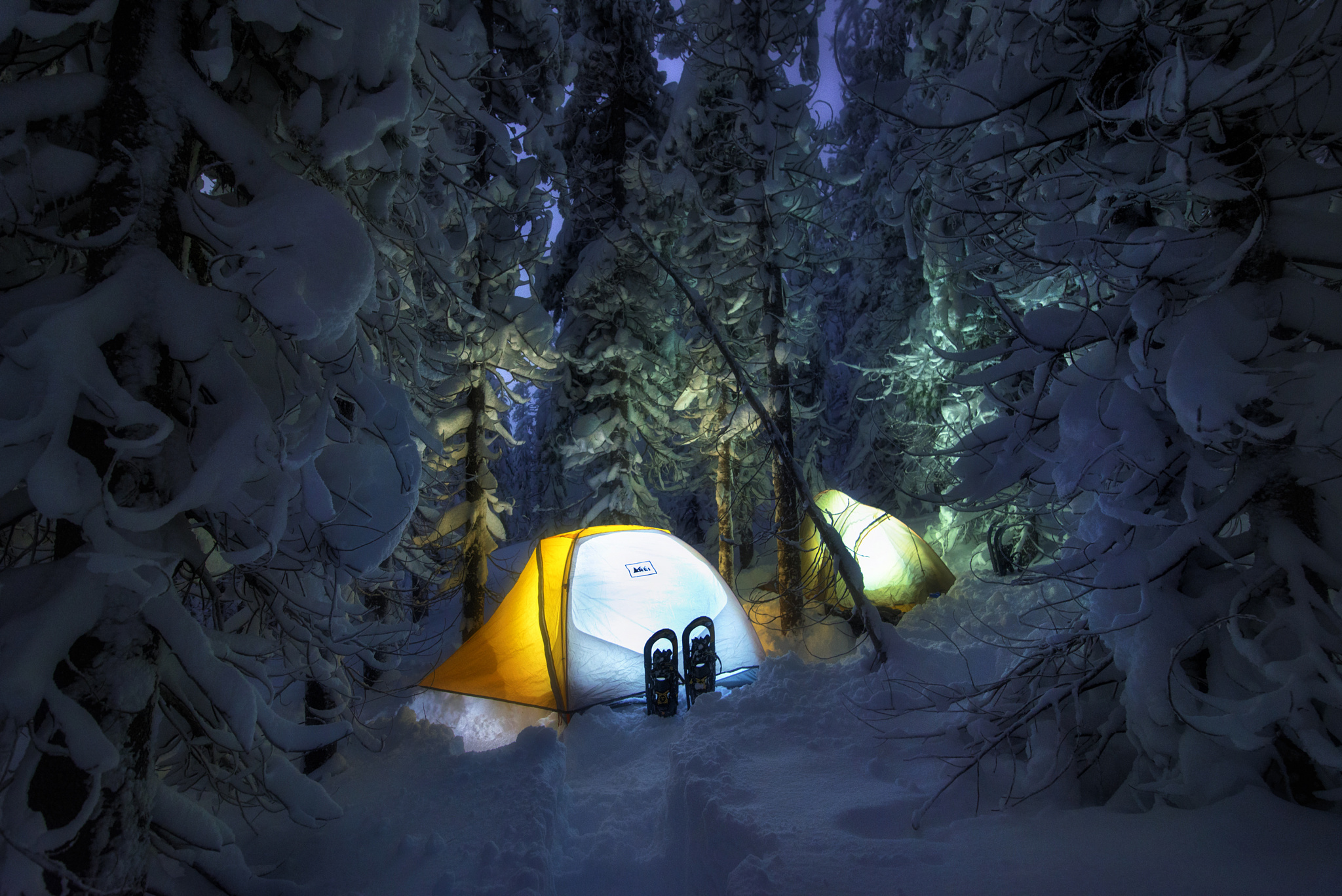 732439 скачать картинку поход, палатка, природа, фотографии, вечер, лес, снег - обои и заставки бесплатно