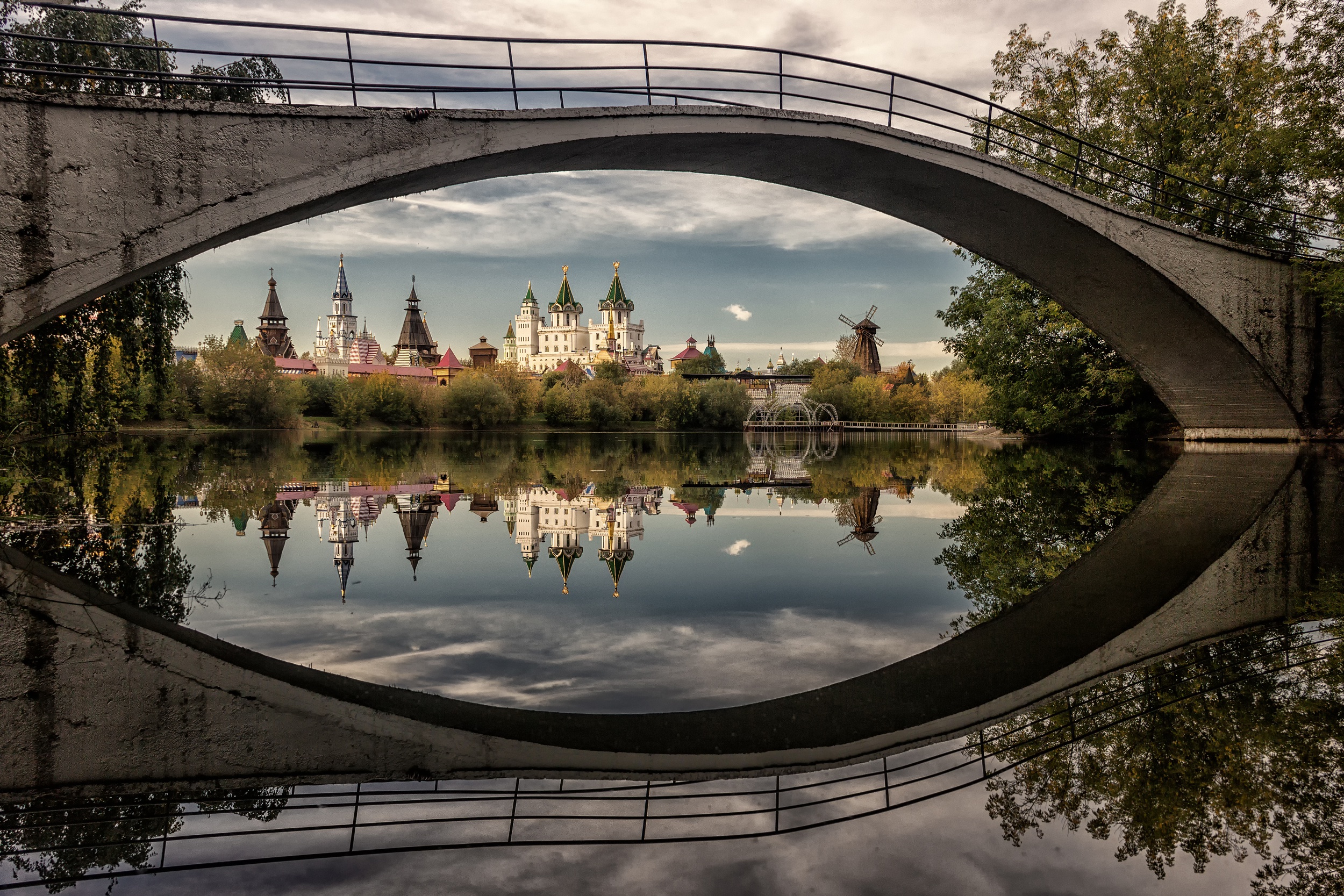 Handy-Wallpaper Brücke, Russland, Fotografie, Spiegelung kostenlos herunterladen.