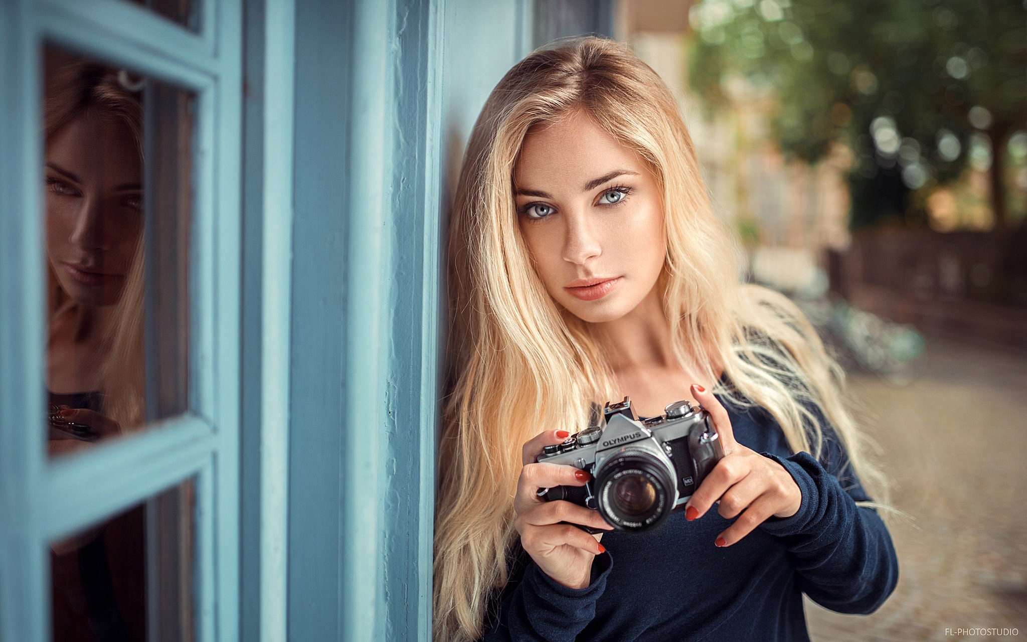women, model, blonde, blue eyes, camera, depth of field, long hair, olympus, reflection