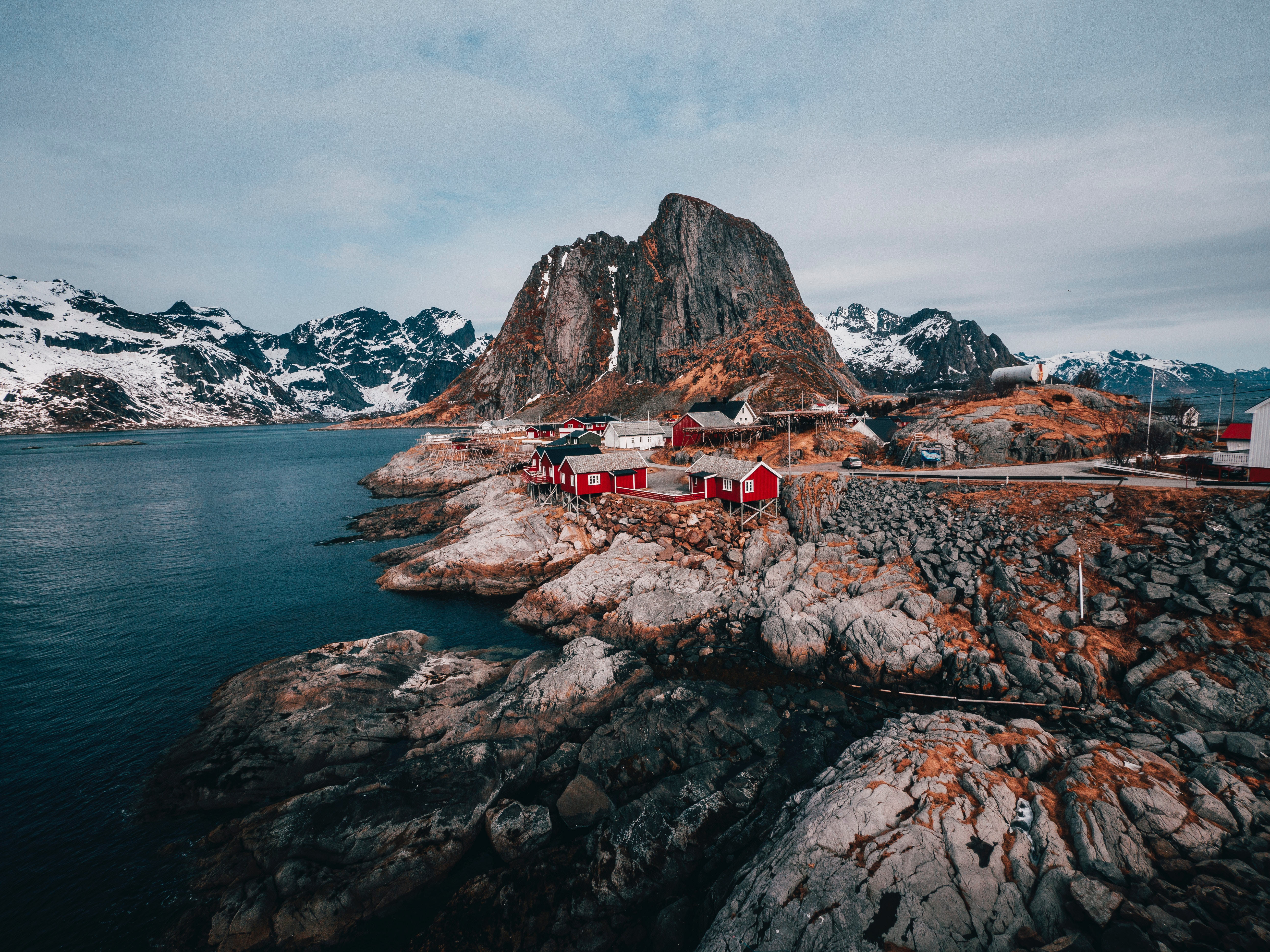 135386 скачать картинку норвегия, скалы, путешествие, природа, горы, отдых, строения, лофотенские острова, свольвер - обои и заставки бесплатно